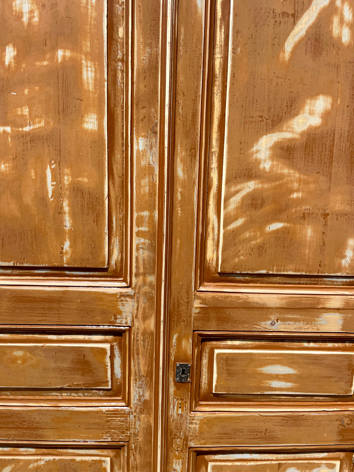 Grande armoire ancienne en bois massif – Esprit Wabi-Sabi