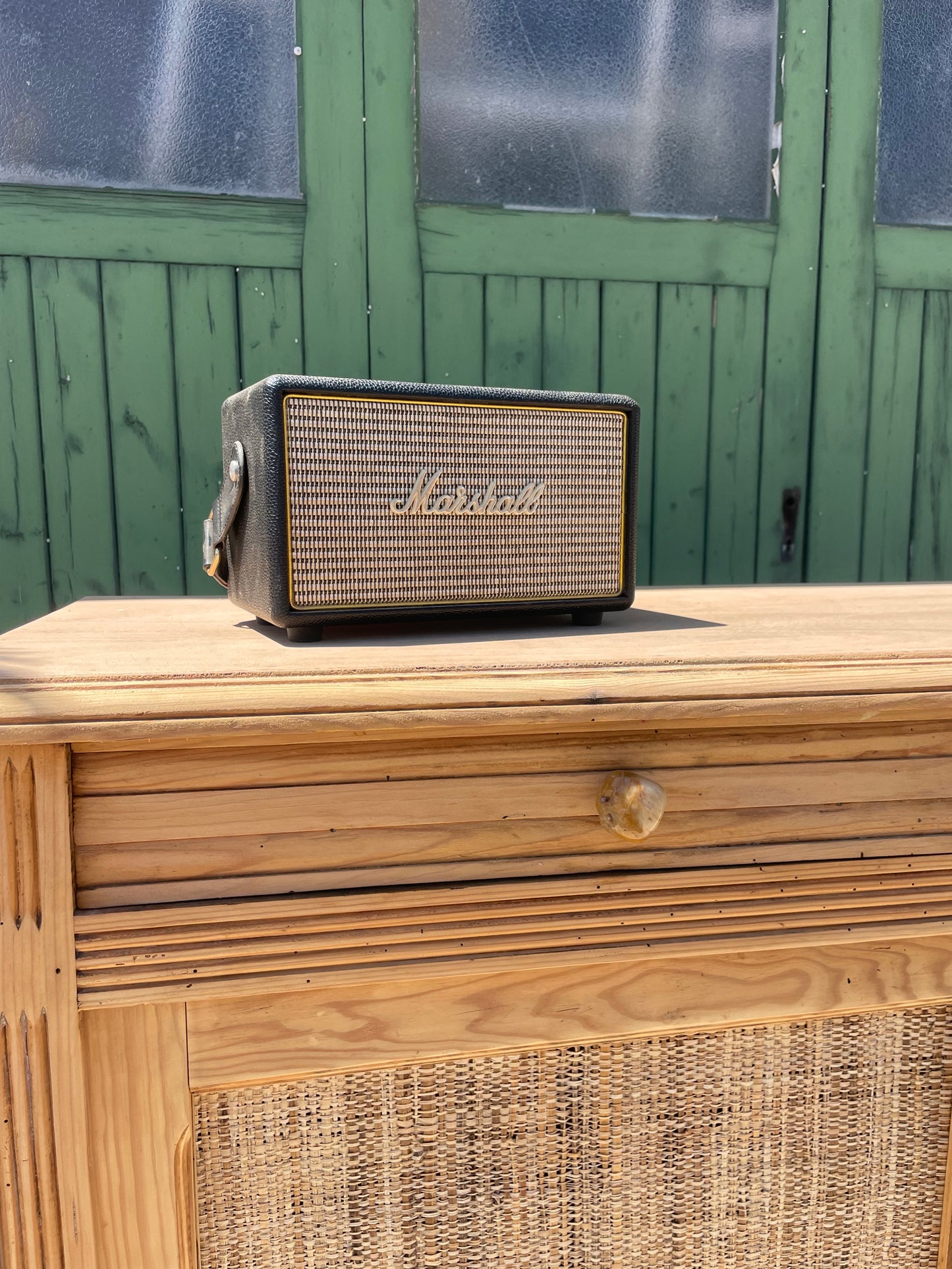 Buffet parisien vintage en bois massif & portes en raphia tressé