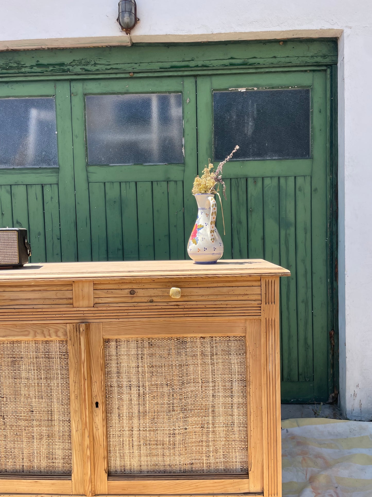 Buffet parisien vintage en bois massif & portes en raphia tressé