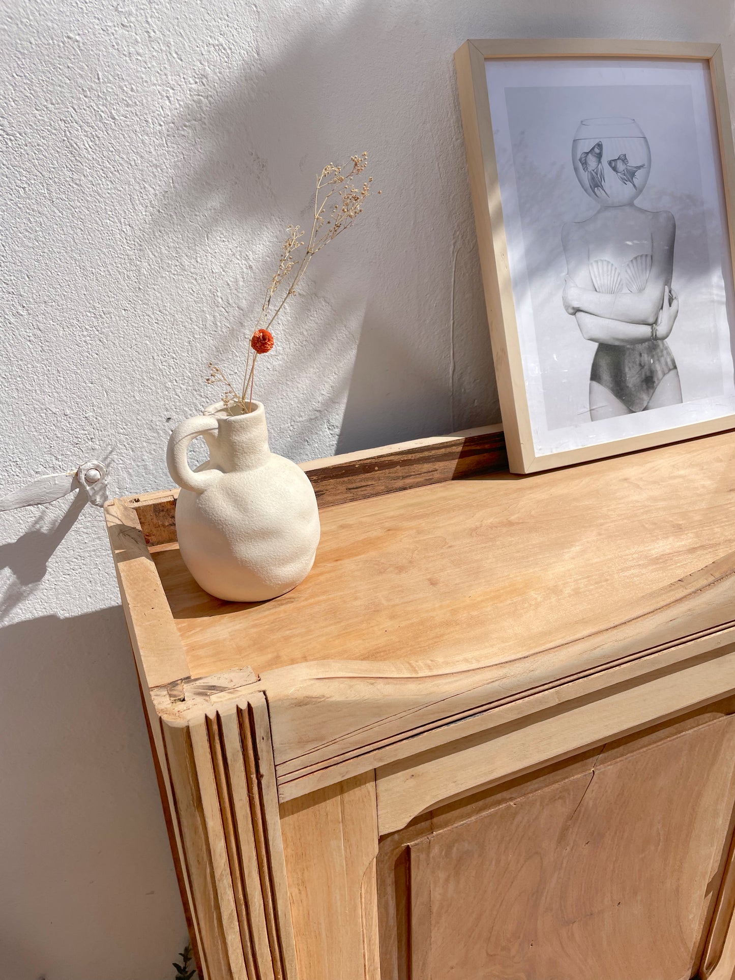 Buffet parisien vintage en bois massif décapé – buffet bas