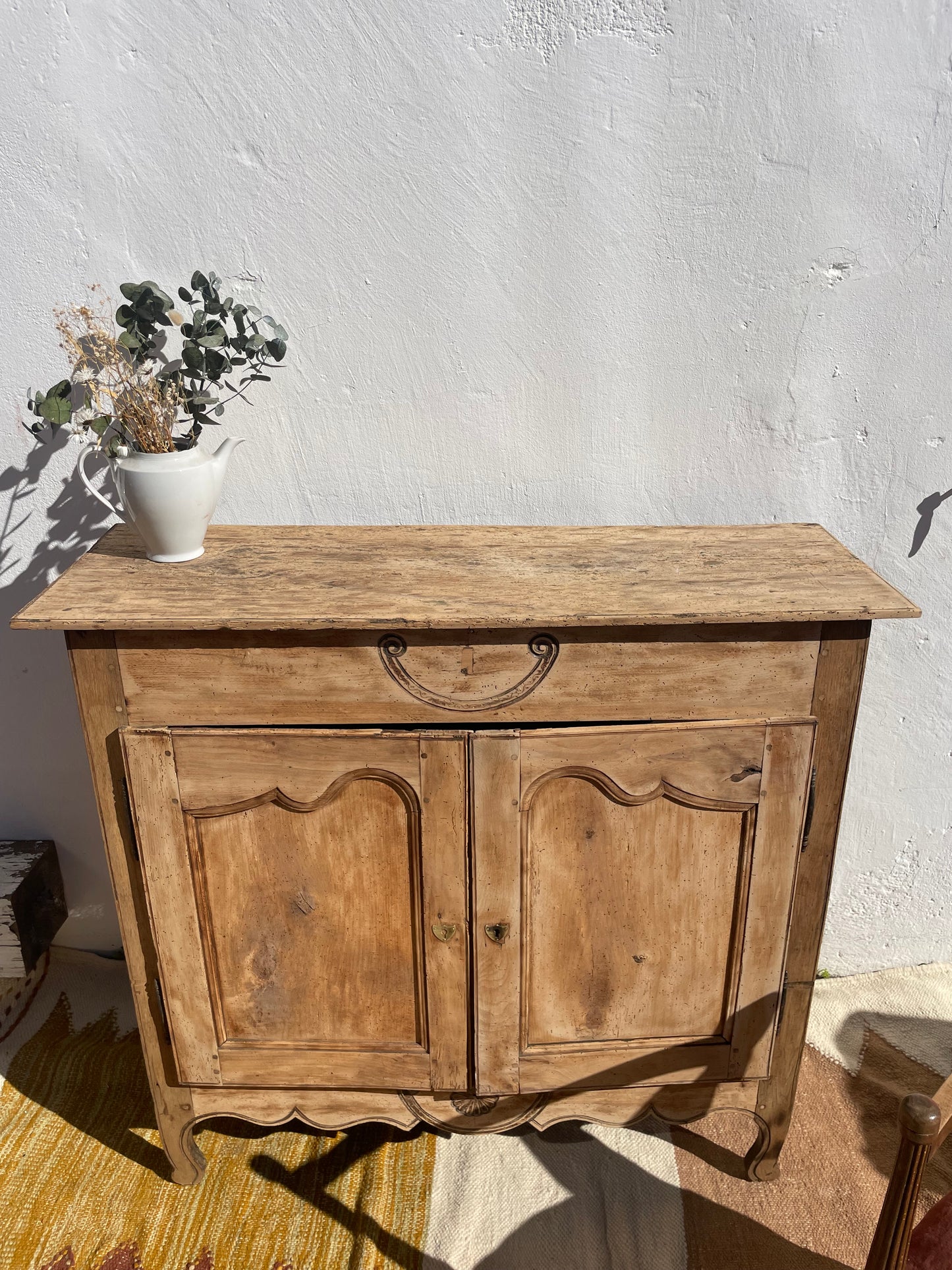 Buffet ancien régional sculpté – bois massif – patine authentique