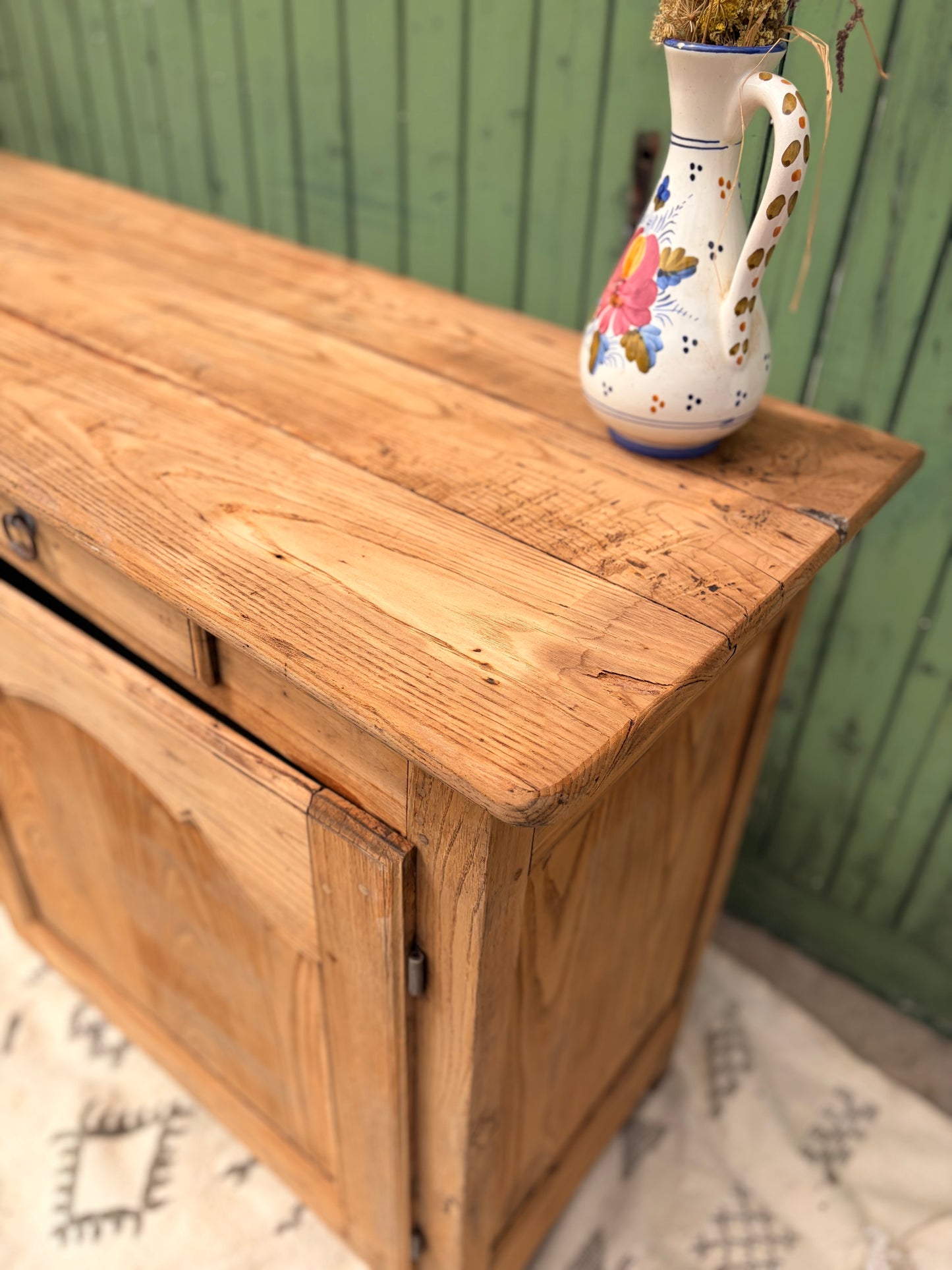 Buffet ancien en bois massif décapé – 160 cm