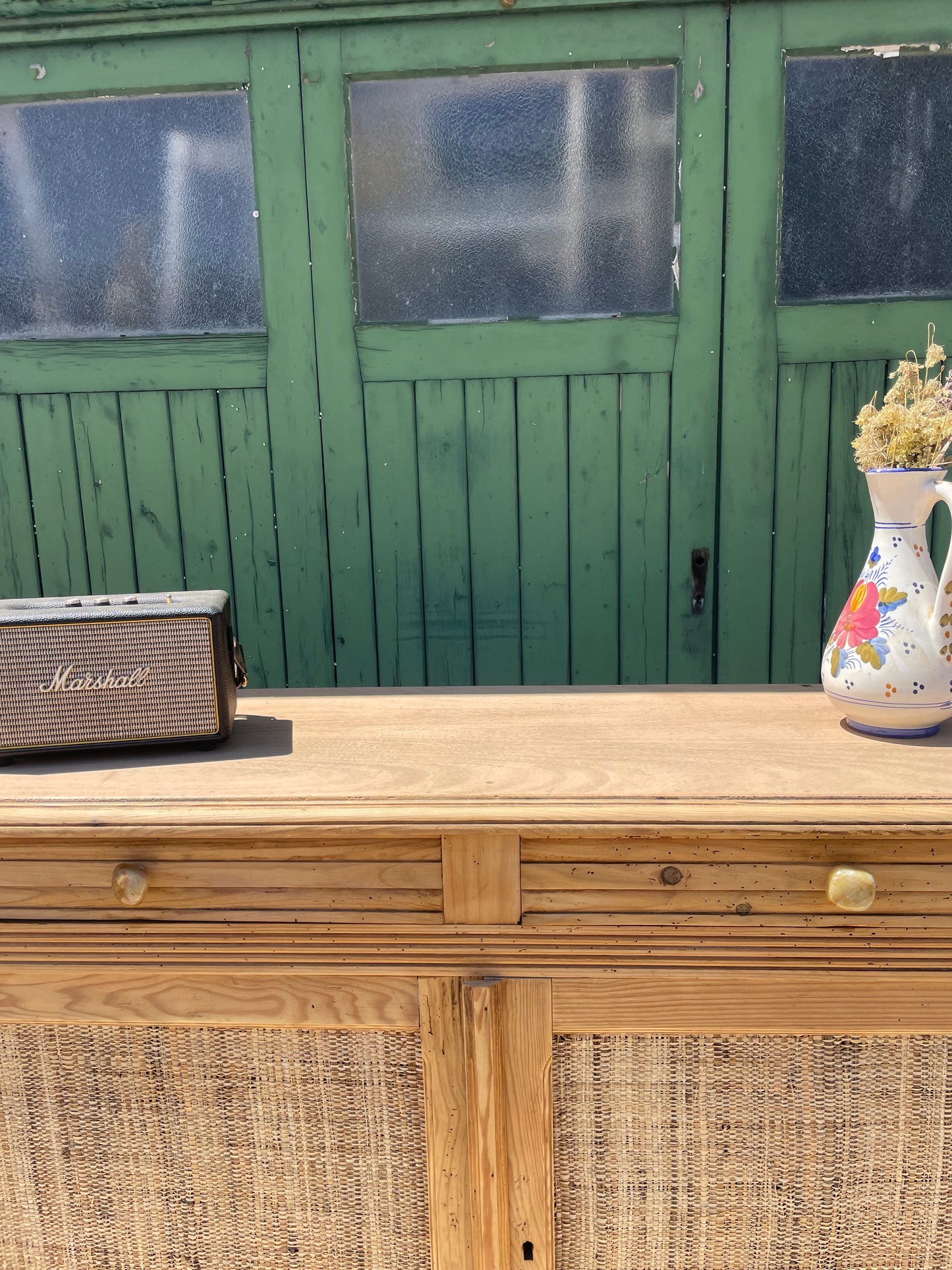 Buffet parisien vintage en bois massif & portes en raphia tressé