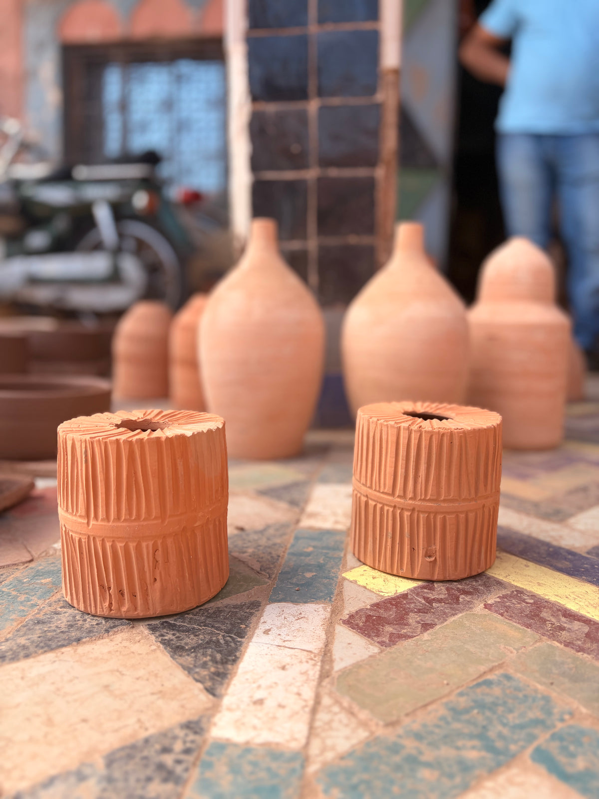 Suspension artisanale en terre cuite sculptée « Sirocco » – Ø11 cm