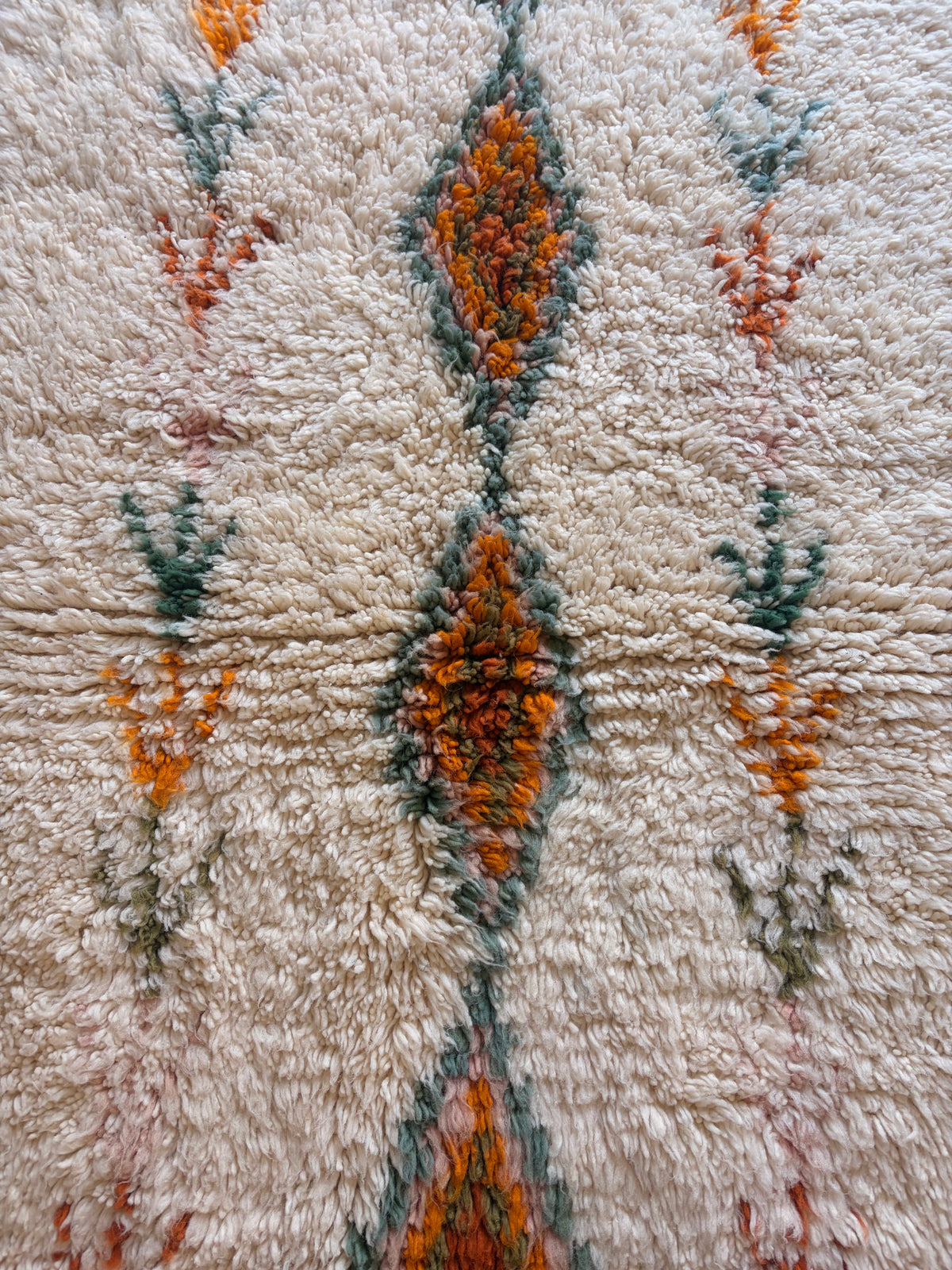 Tapis berbère Azilal en laine – Blanc, vert sauge & orange – 160 × 100 cm