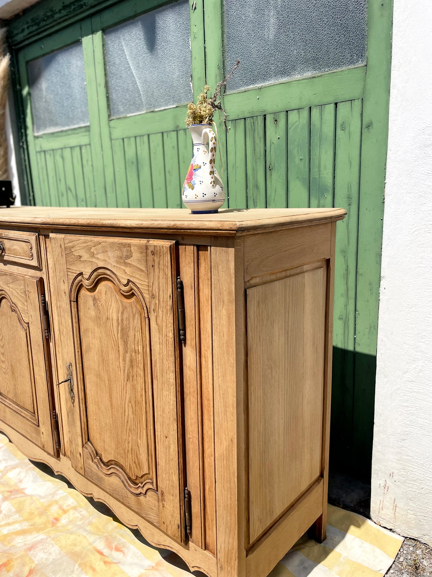 Grand buffet ancien en chêne décapé – charme authentique et esprit campagne chic
