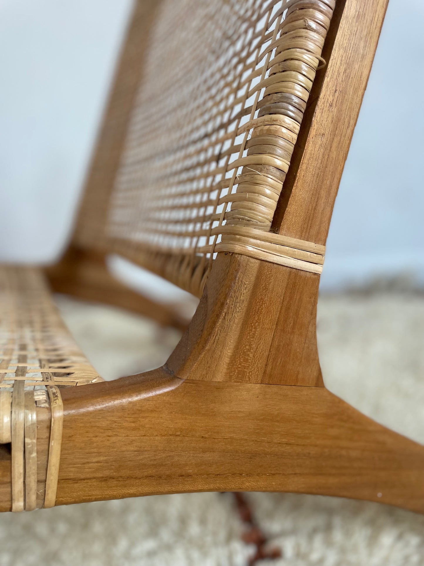 Fauteuil bas en bois massif et rotin — fabrication artisanale Bali