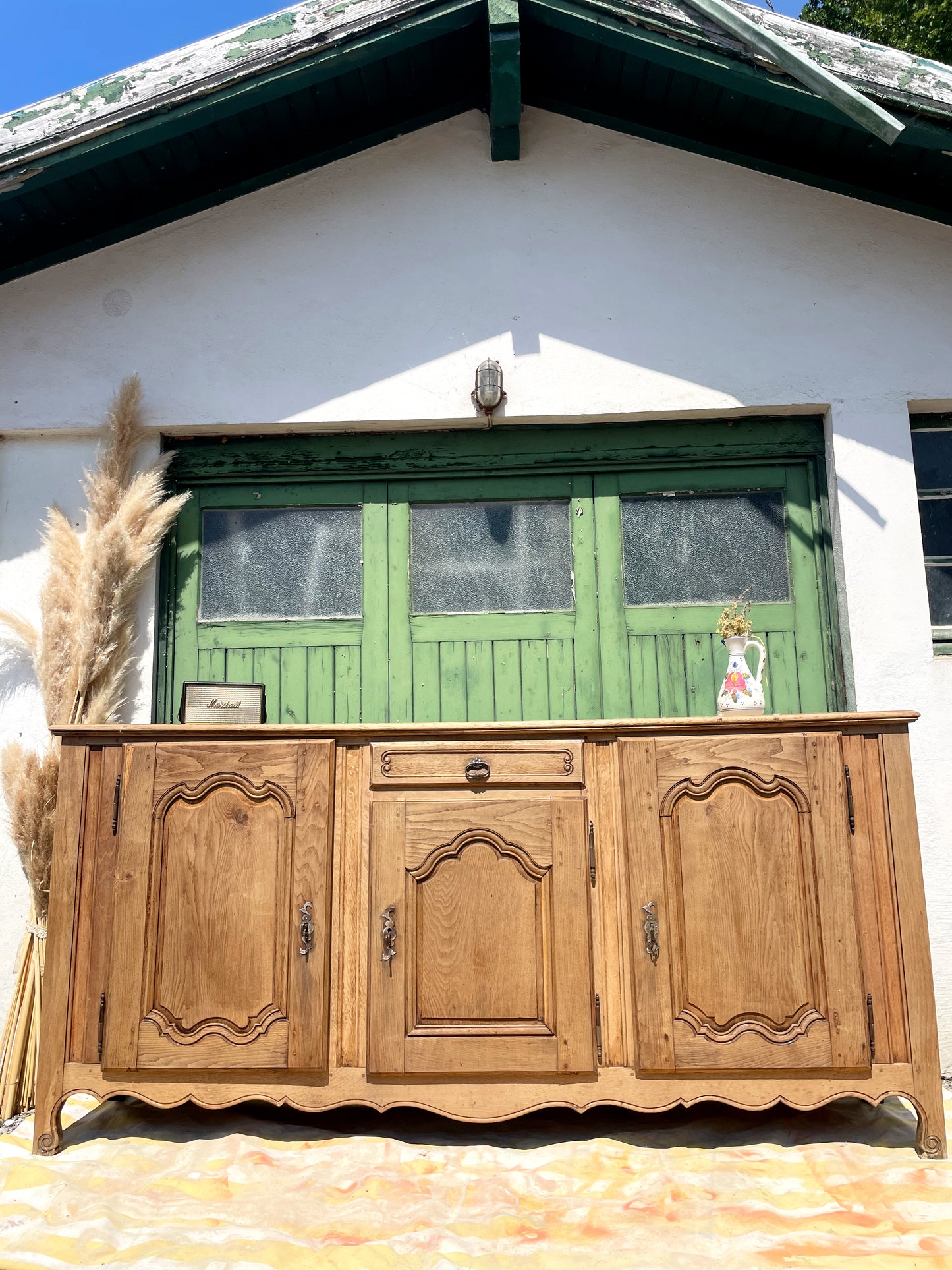 Grand buffet ancien en chêne décapé – charme authentique et esprit campagne chic