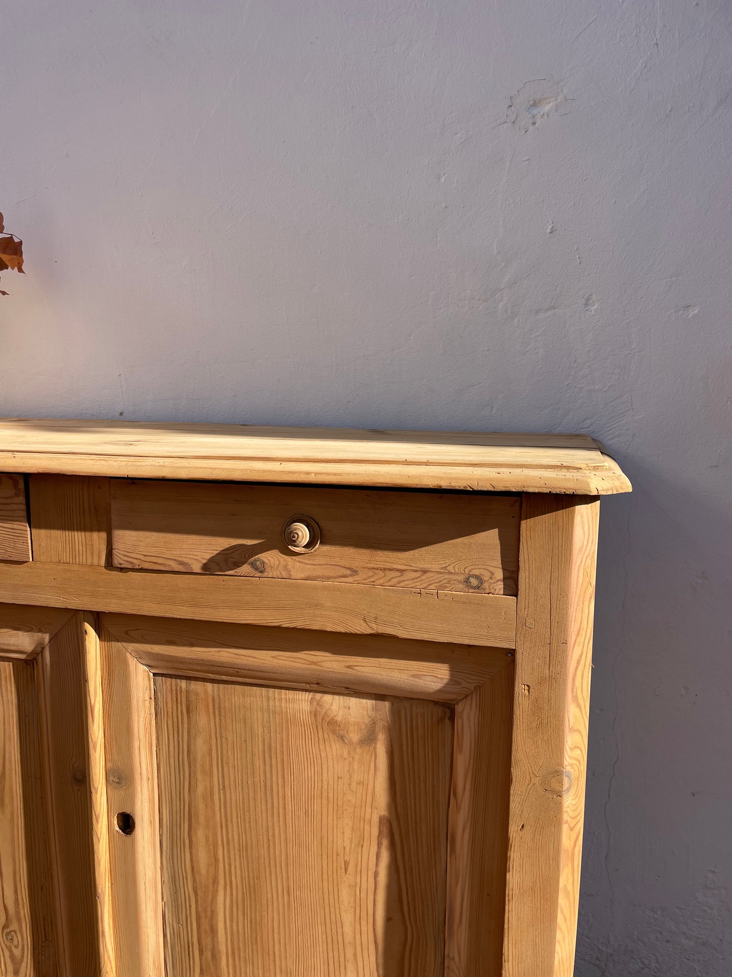Buffet parisien ancien en bois massif – patine naturelle