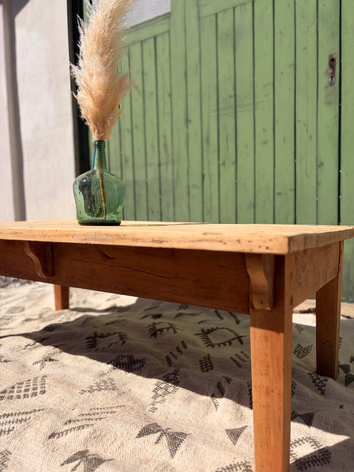 Grande table basse de ferme ancienne en bois décapé – 129 cm