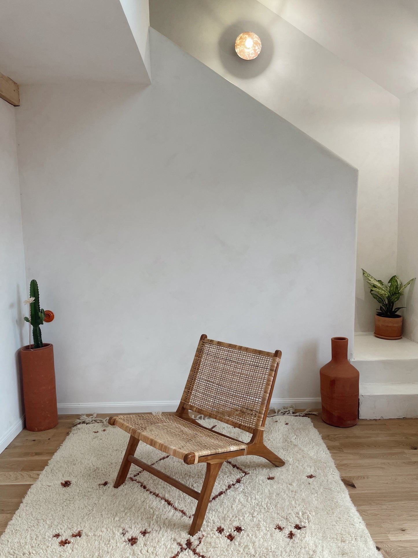 Fauteuil bas en bois massif et rotin — fabrication artisanale Bali