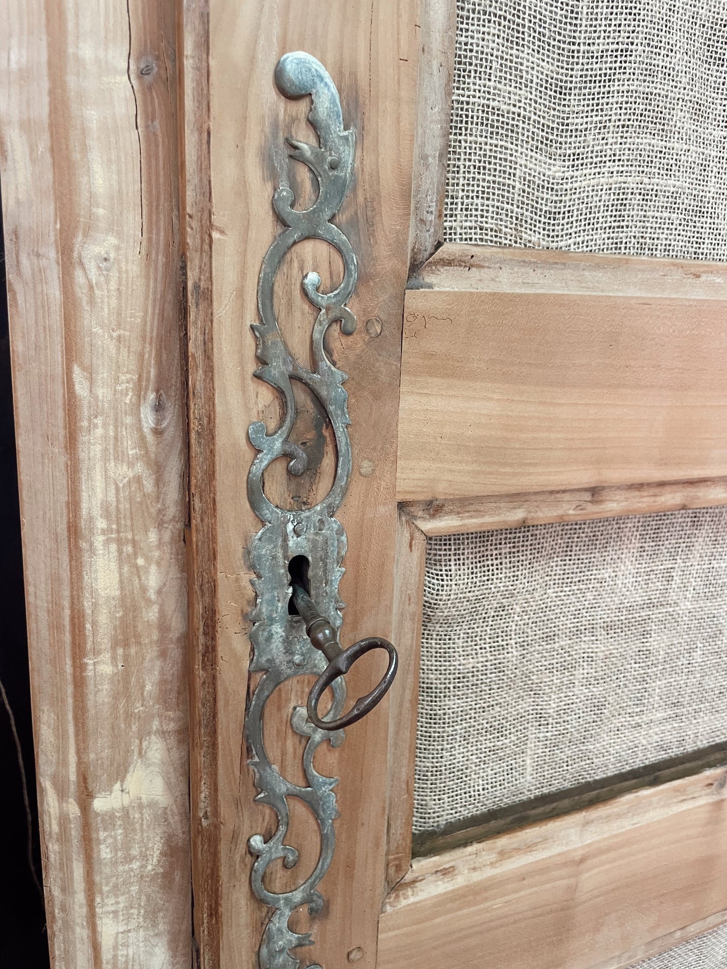 Grande armoire ancienne bois & toile de jute