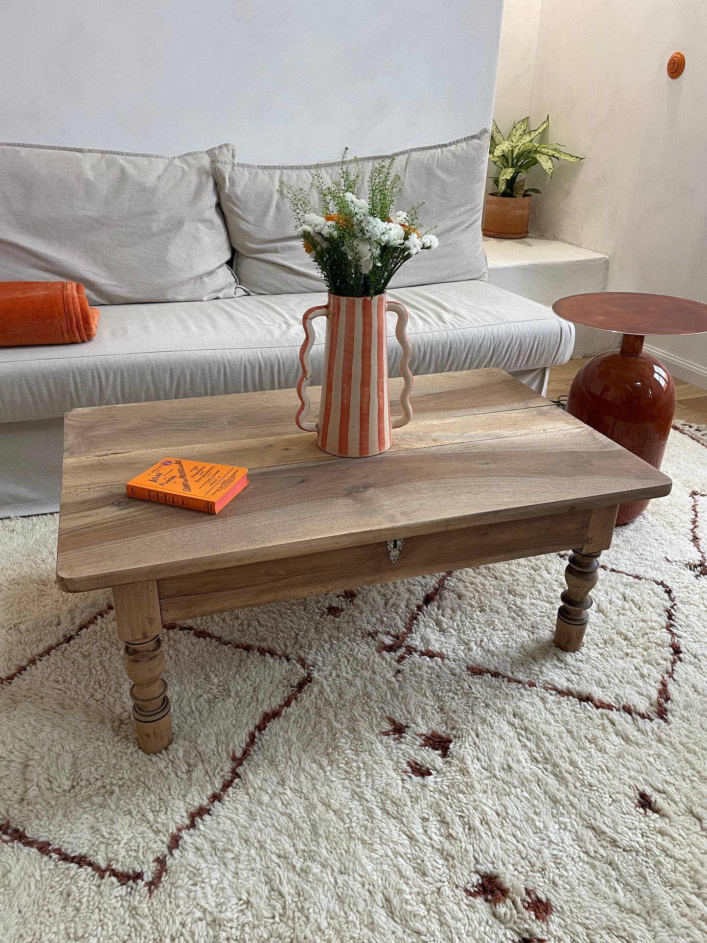 Table basse ancienne en bois brut décapé — 100 x 64 cm — pièce unique