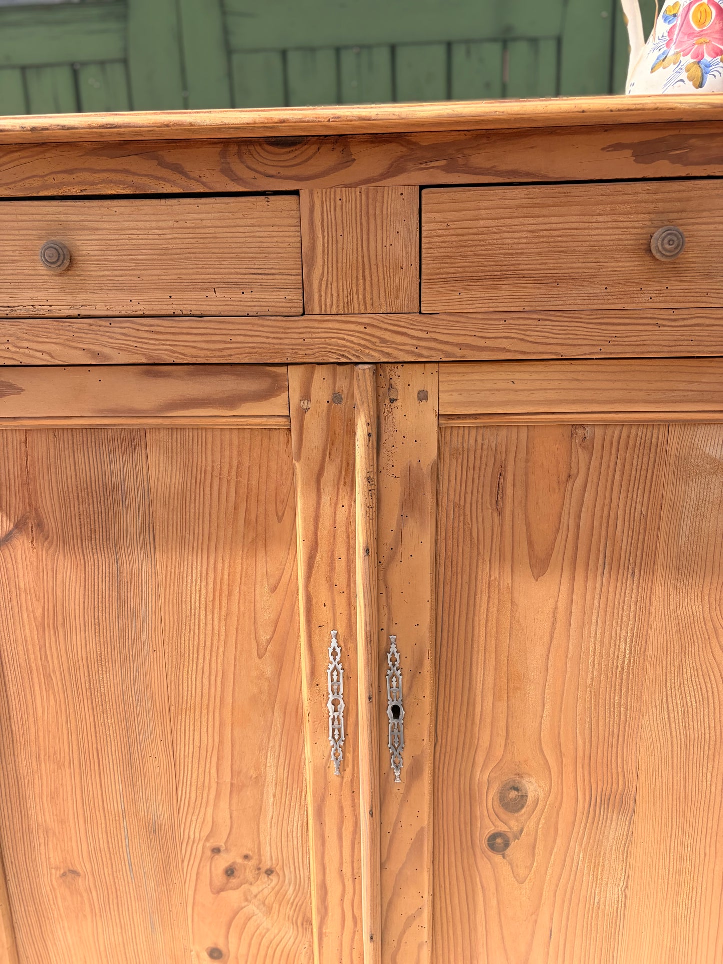 Buffet parisien vintage en bois brut décapé - 2 portes et 2 tiroirs