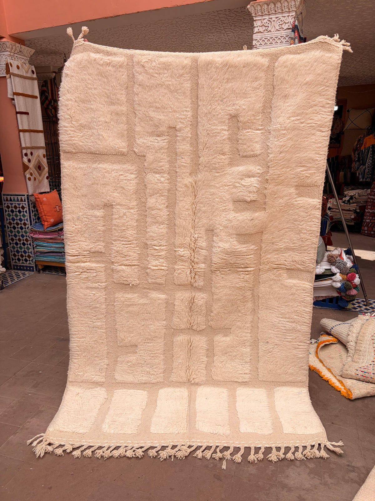 Tapis Beni Ouarain en laine – écru & motifs en relief – 242 × 150cm