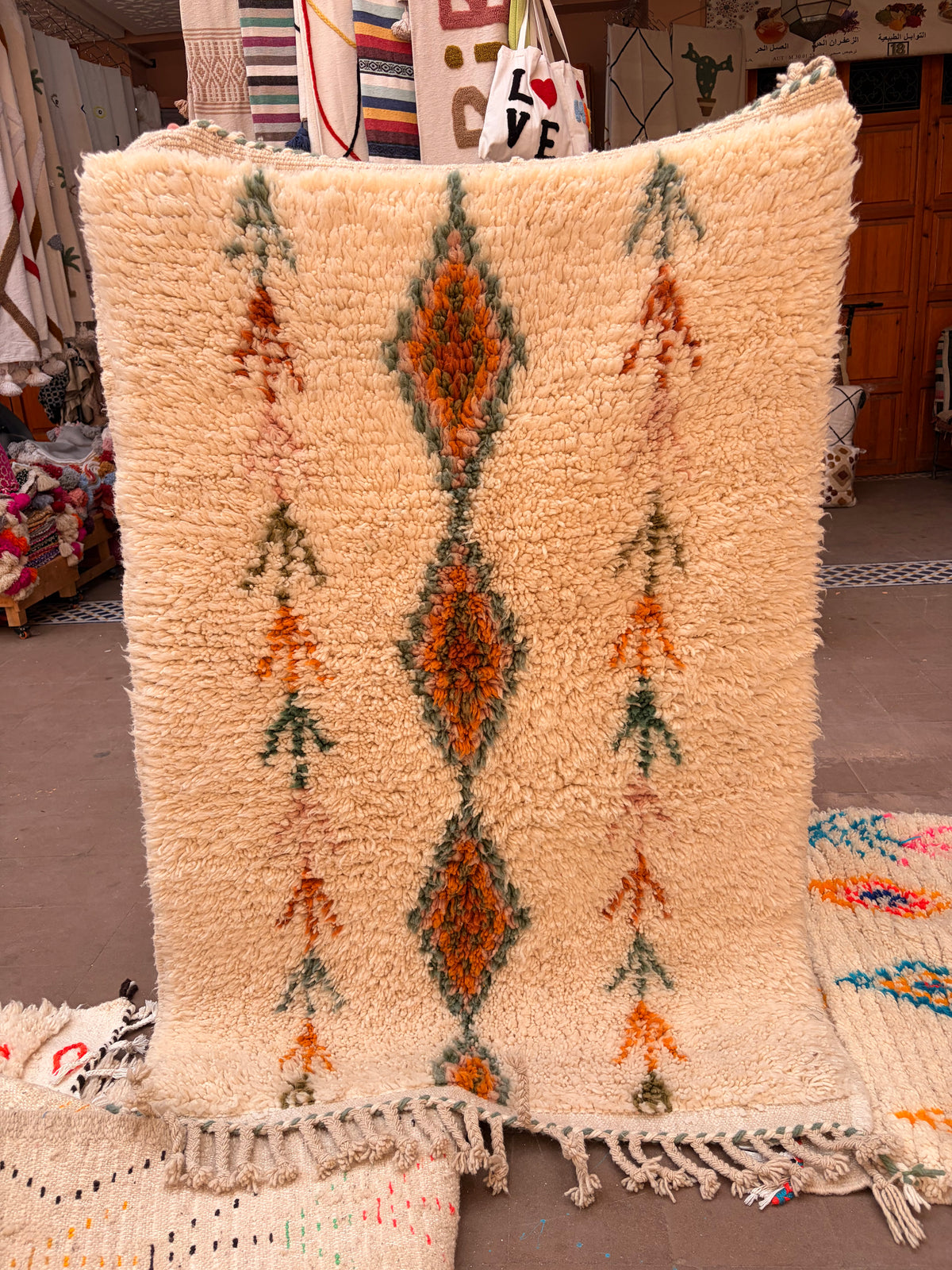 Tapis berbère Azilal en laine – Blanc, vert sauge & orange – 160 × 100 cm