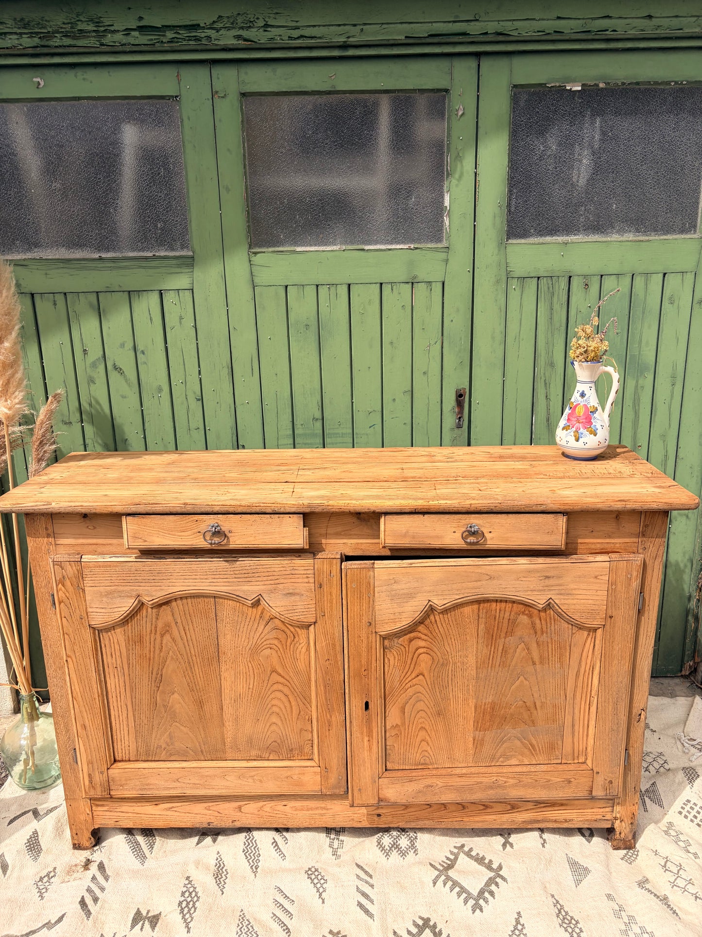 Buffet ancien en bois massif décapé – 160 cm