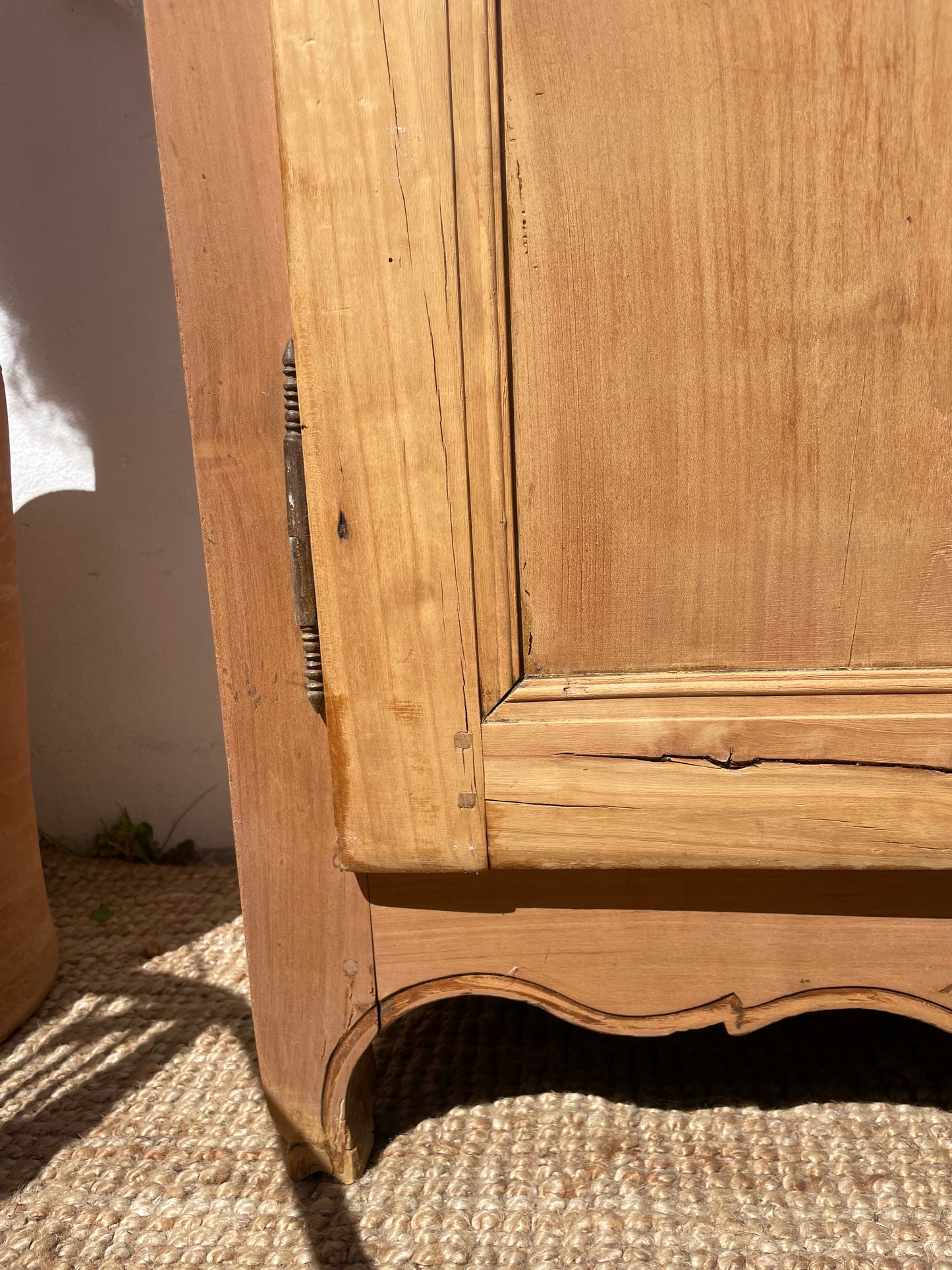 Buffet bohème vintage en bois brut massif - entièrement décapé
