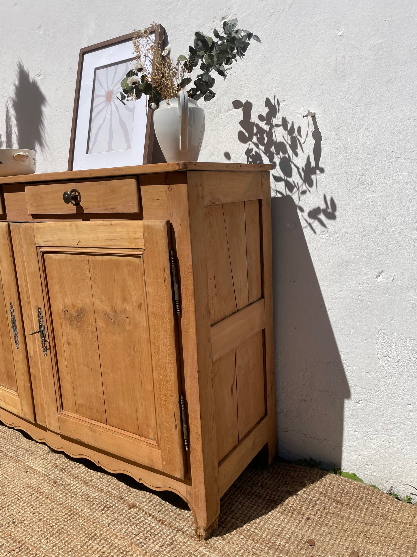 Buffet bohème vintage en bois brut massif - entièrement décapé