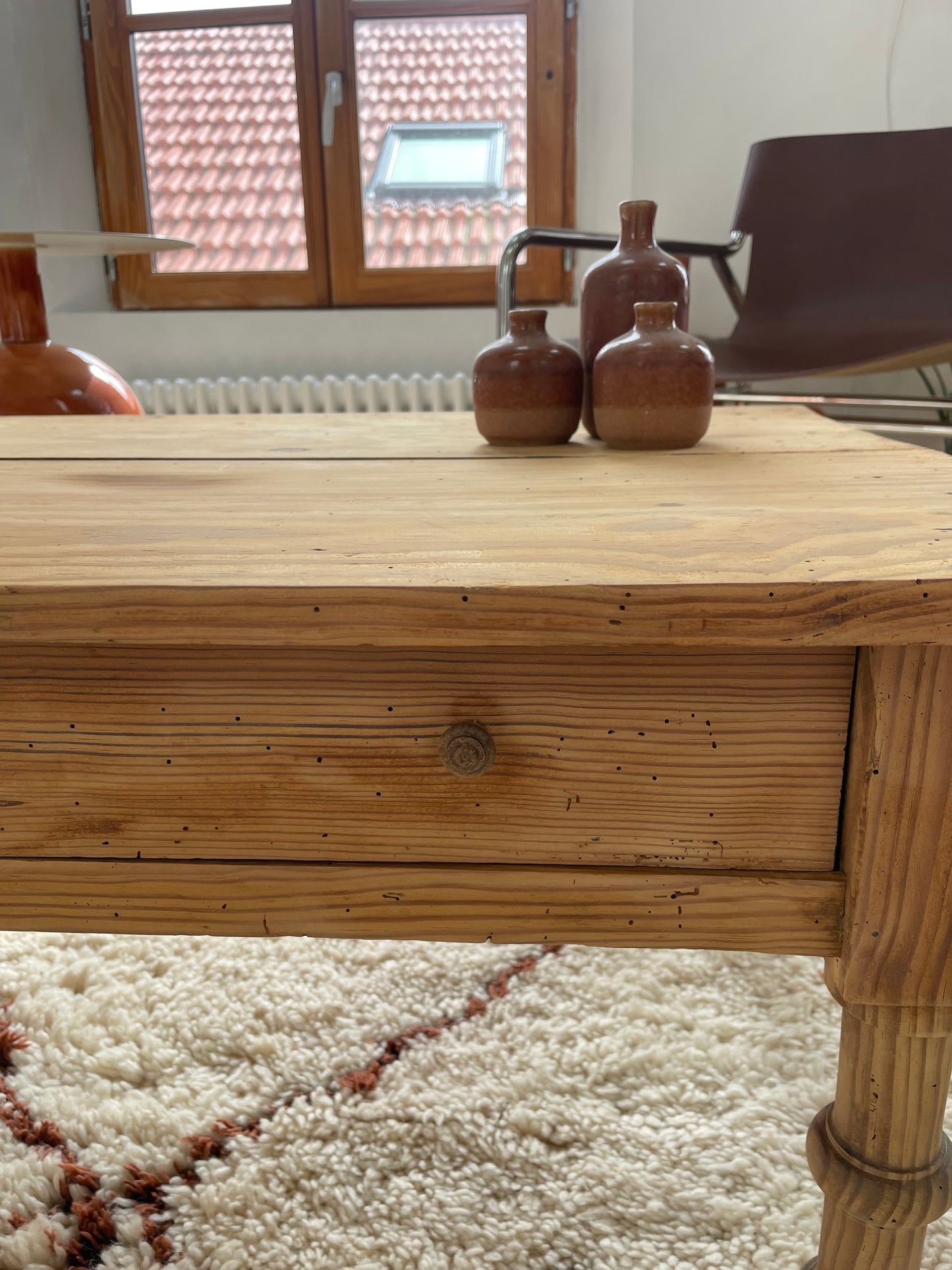 Table basse ancienne en pin massif – bois brut patiné