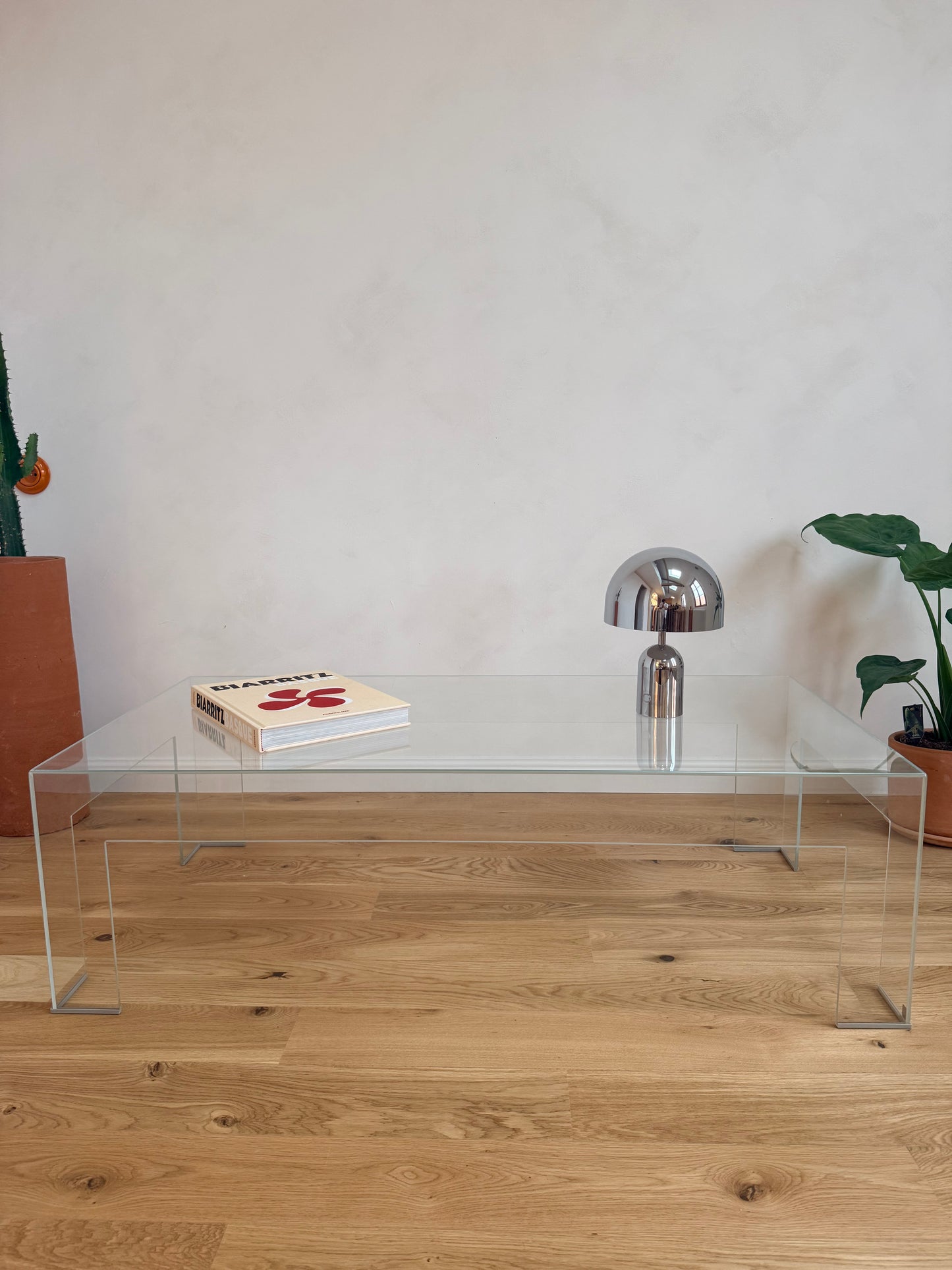 Table basse GLAS Italia en verre courbé – design italien minimaliste