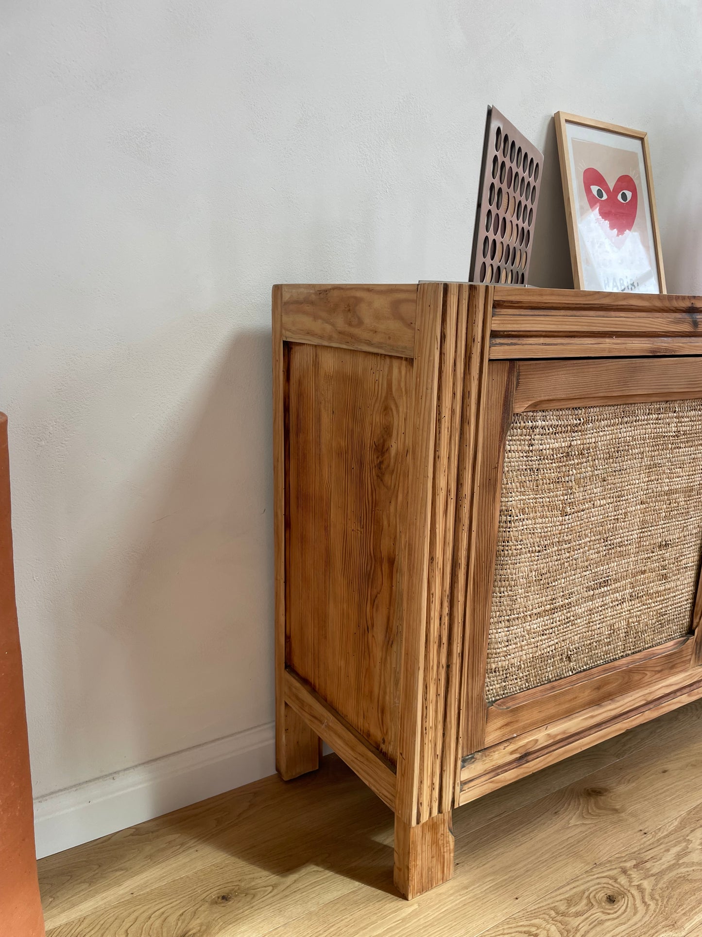 Buffet vintage en bois massif – portes en fibres naturelles (raphia & bananier)