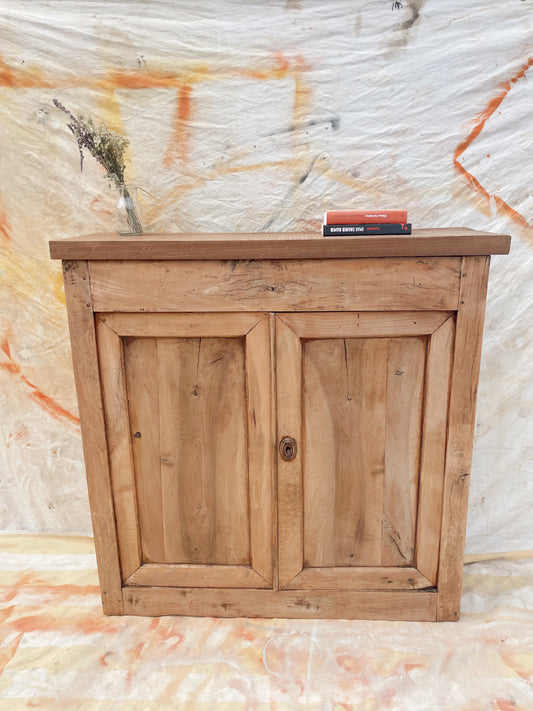 Buffet vintage en bois massif – entièrement décapé