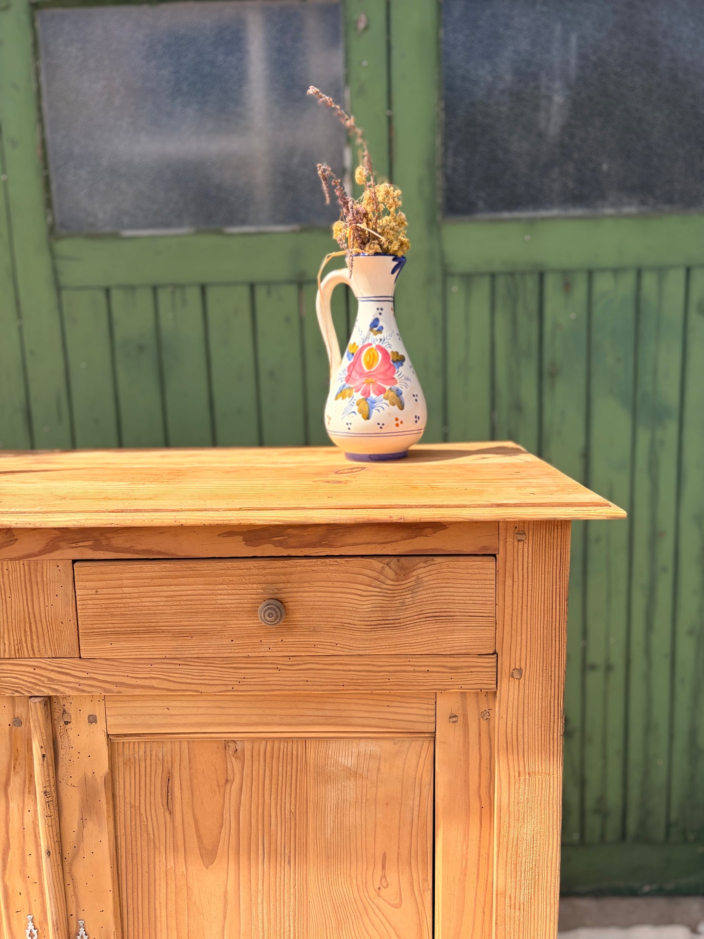 Buffet parisien vintage en bois brut décapé - 2 portes et 2 tiroirs