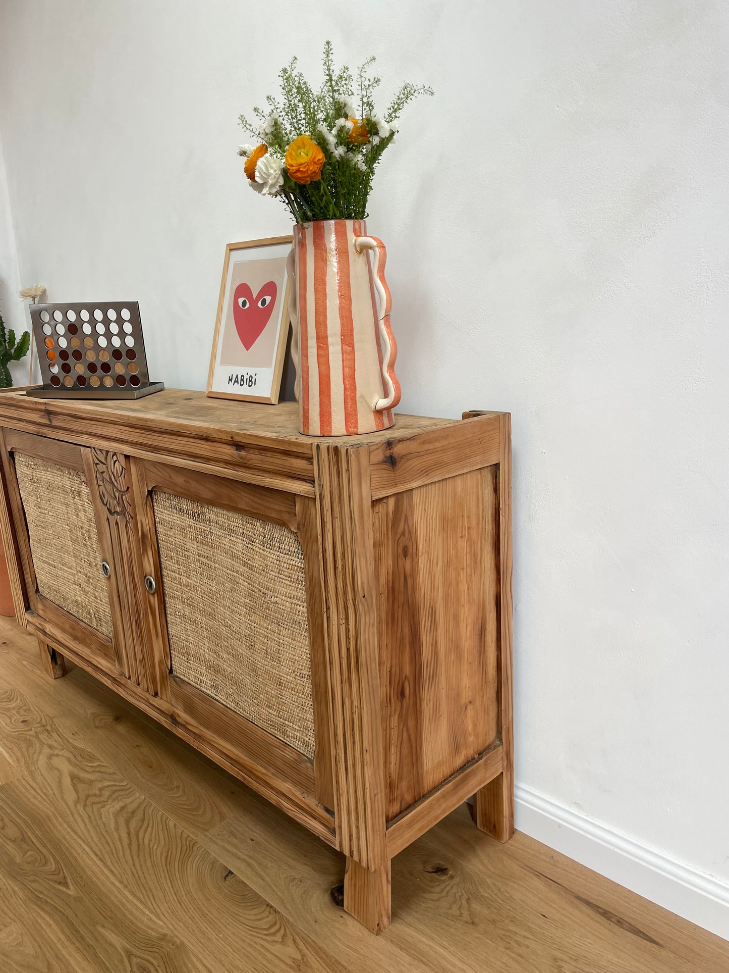 Buffet vintage en bois massif – portes en fibres naturelles (raphia & bananier)