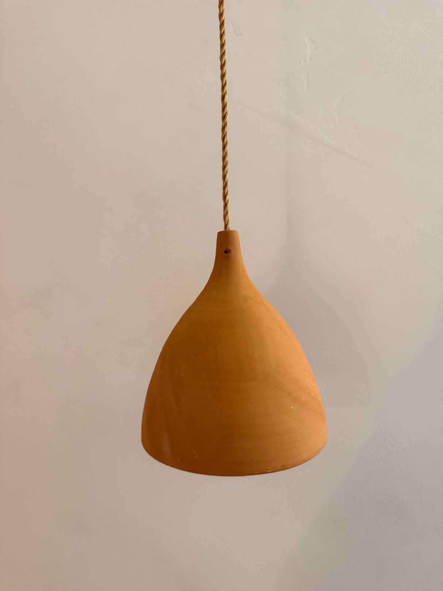 Suspension artisanale marocaine en terre cuite – forme cloche