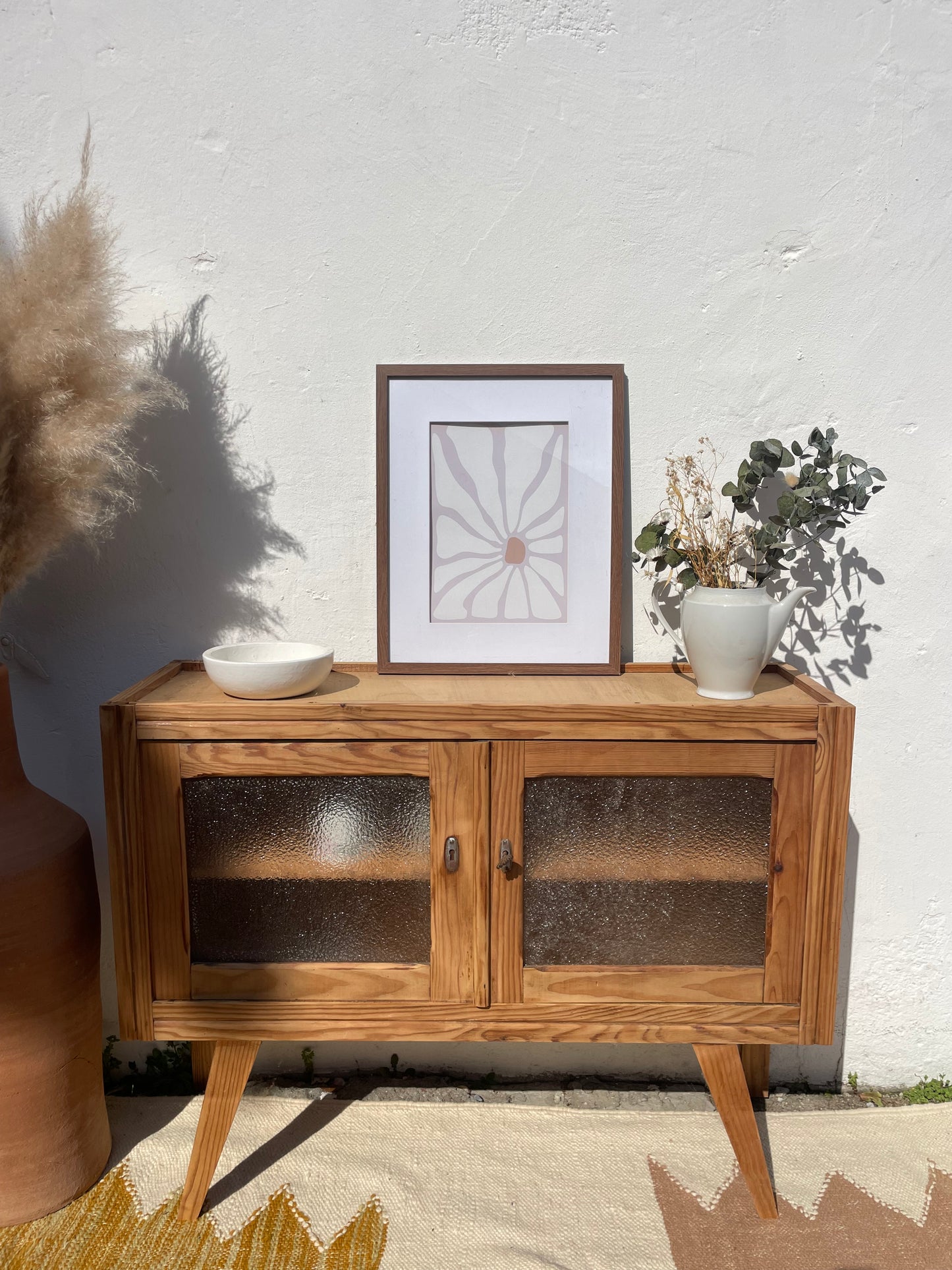Buffet vintage en bois, pieds compas et verre texturé