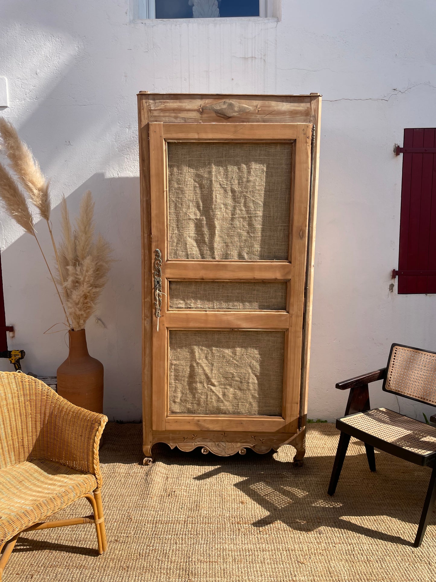 Grande armoire ancienne bois & toile de jute - 1 porte - homme debout 