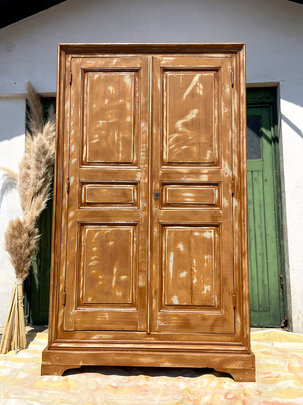 Grande armoire ancienne en bois massif – Esprit Wabi-Sabi