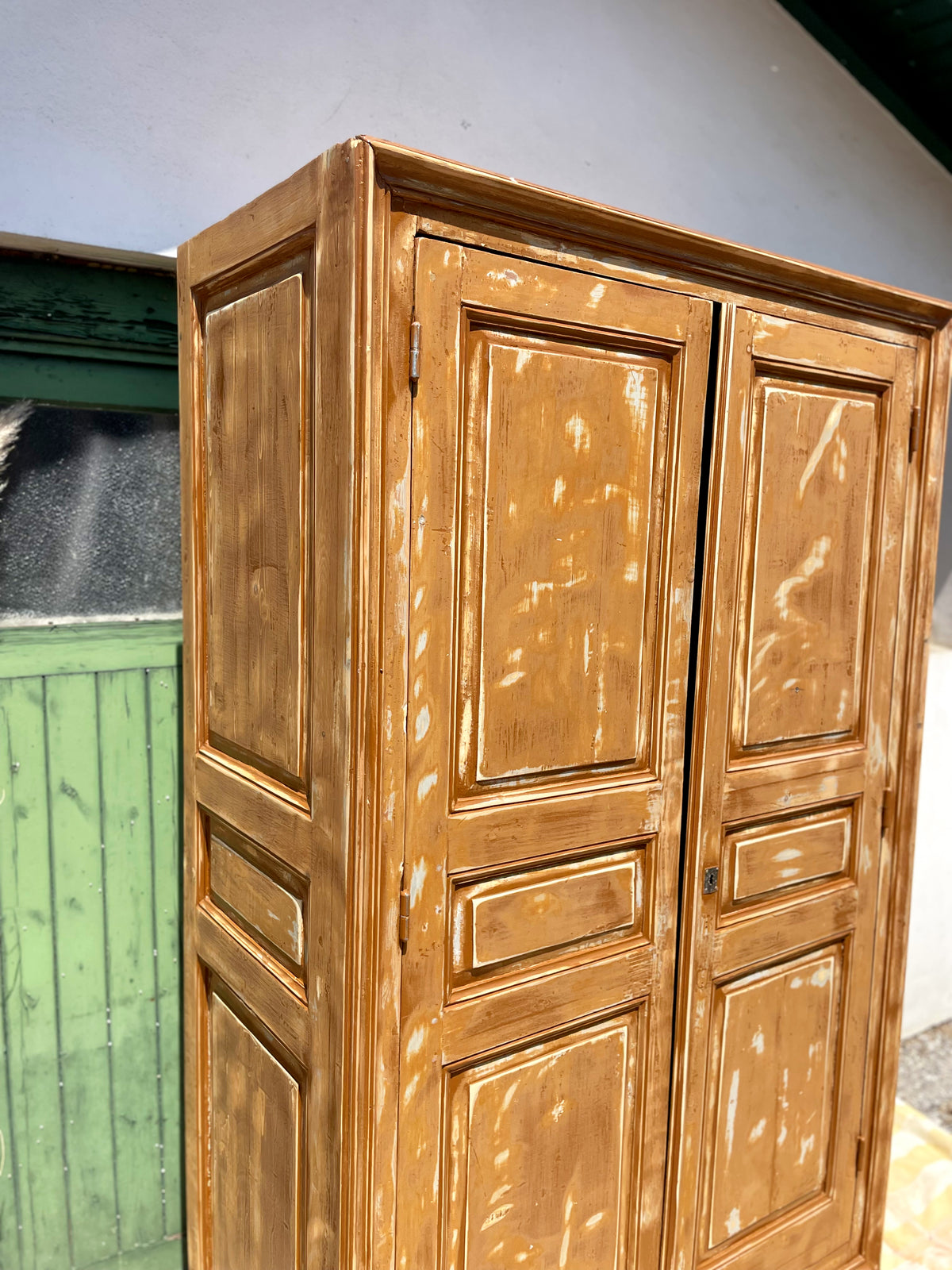 Grande armoire ancienne en bois massif – Esprit Wabi-Sabi