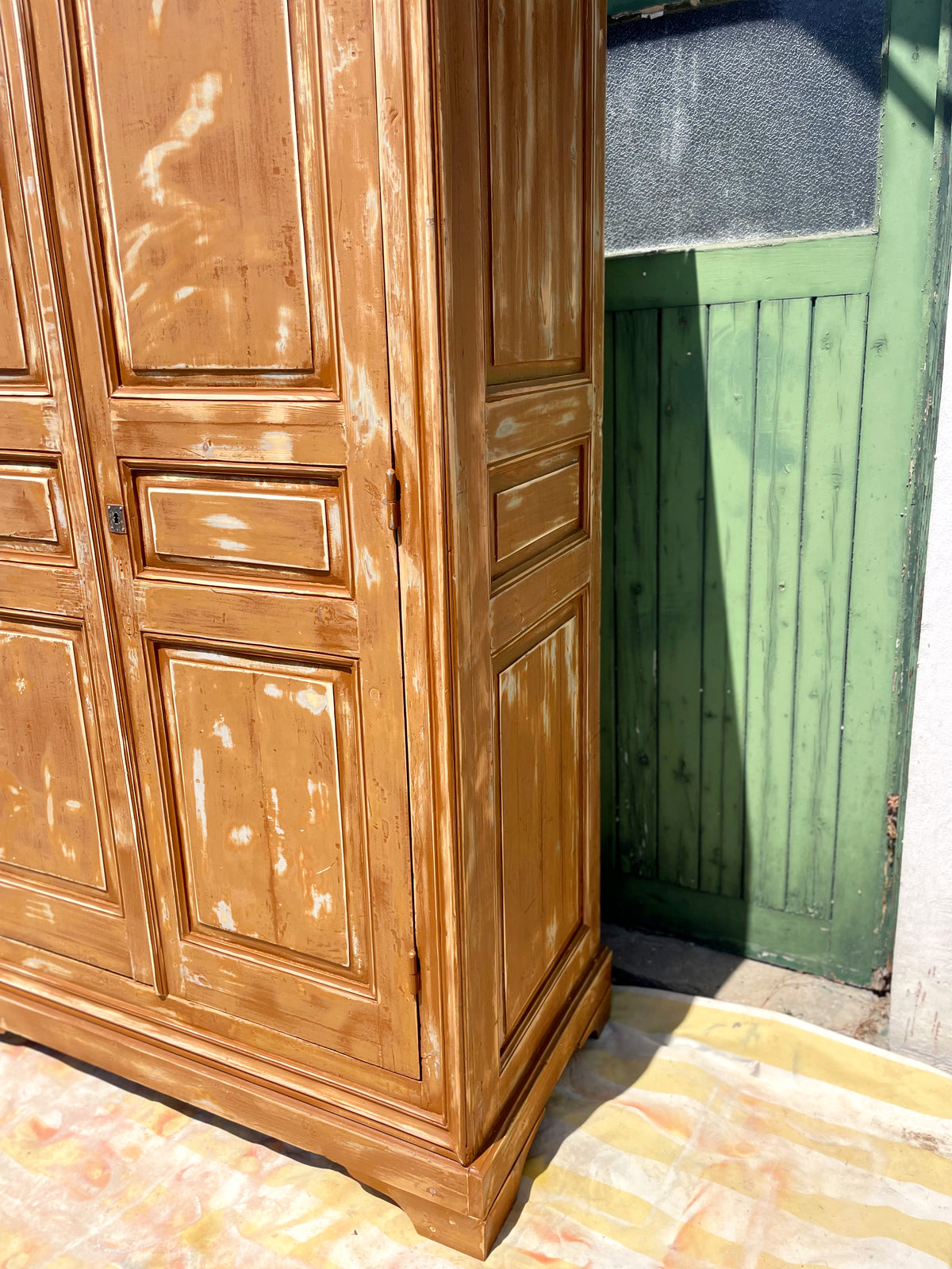 Grande armoire ancienne en bois massif – Esprit Wabi-Sabi