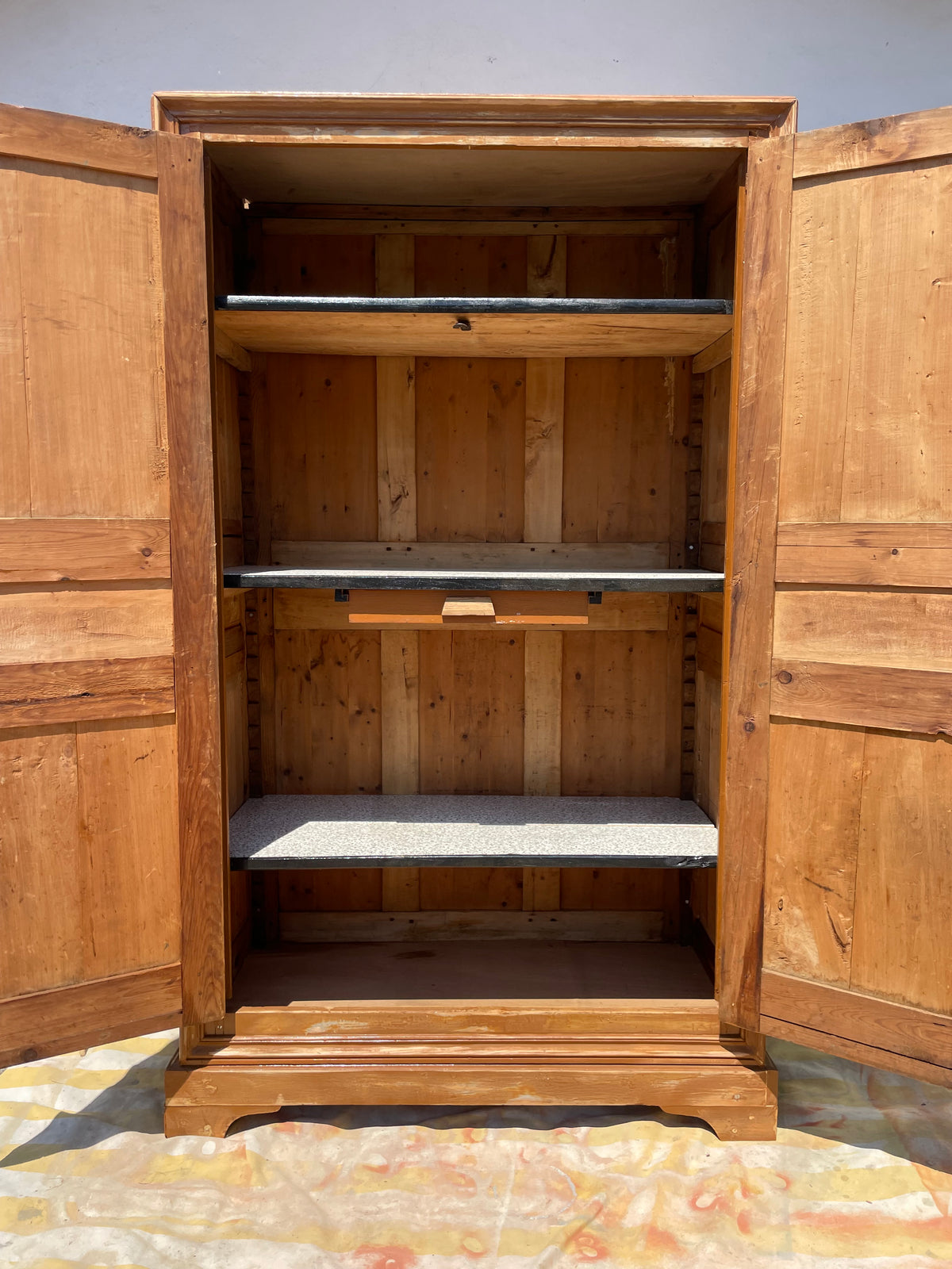 Grande armoire ancienne en bois massif – Esprit Wabi-Sabi
