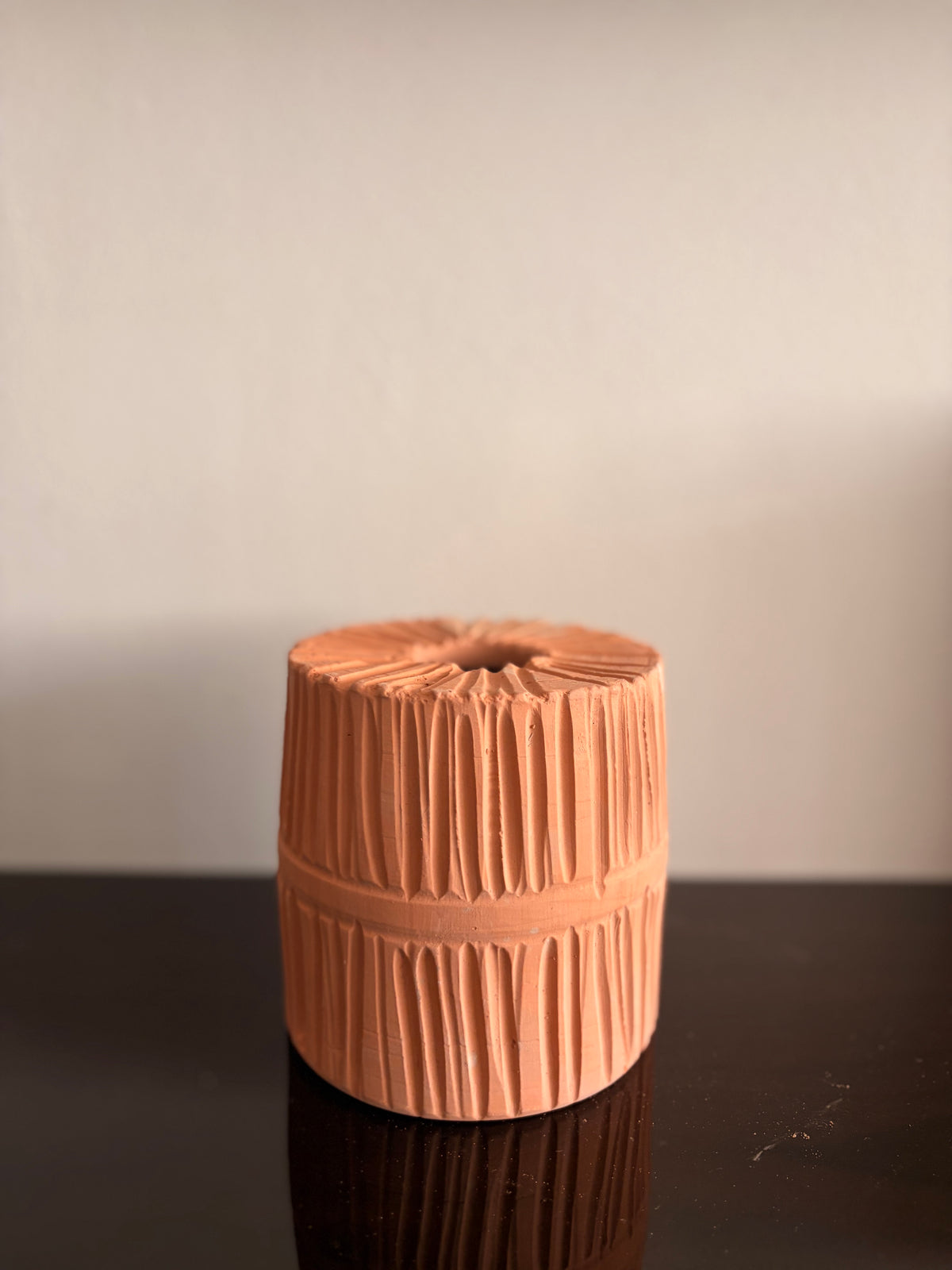 Suspension artisanale en terre cuite sculptée « Sirocco » – Ø11 cm