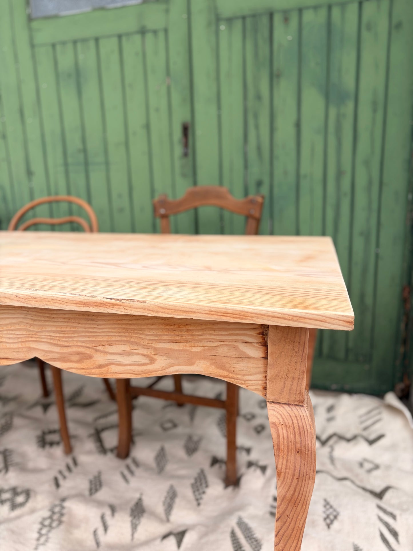 Grande table de ferme vintage en pin massif décapé – 200 × 80 cm