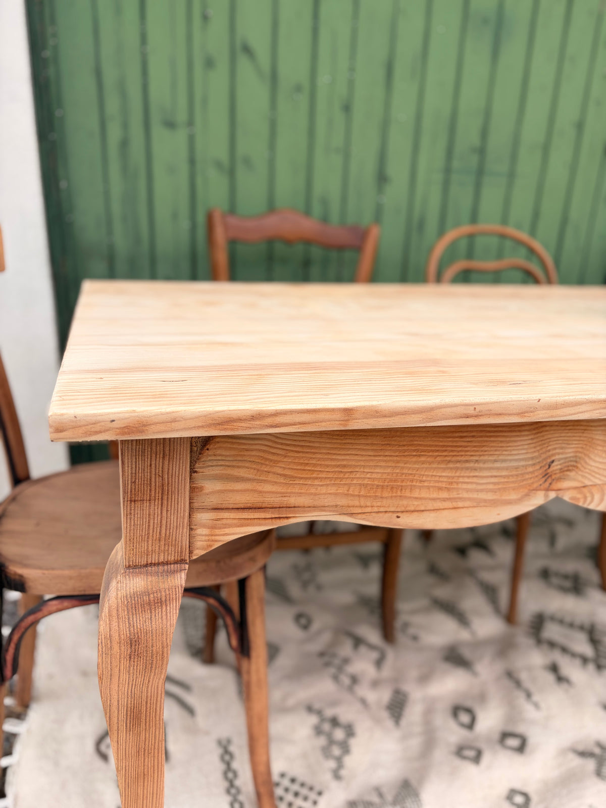 Grande table de ferme vintage en pin massif décapé – 200 × 80 cm