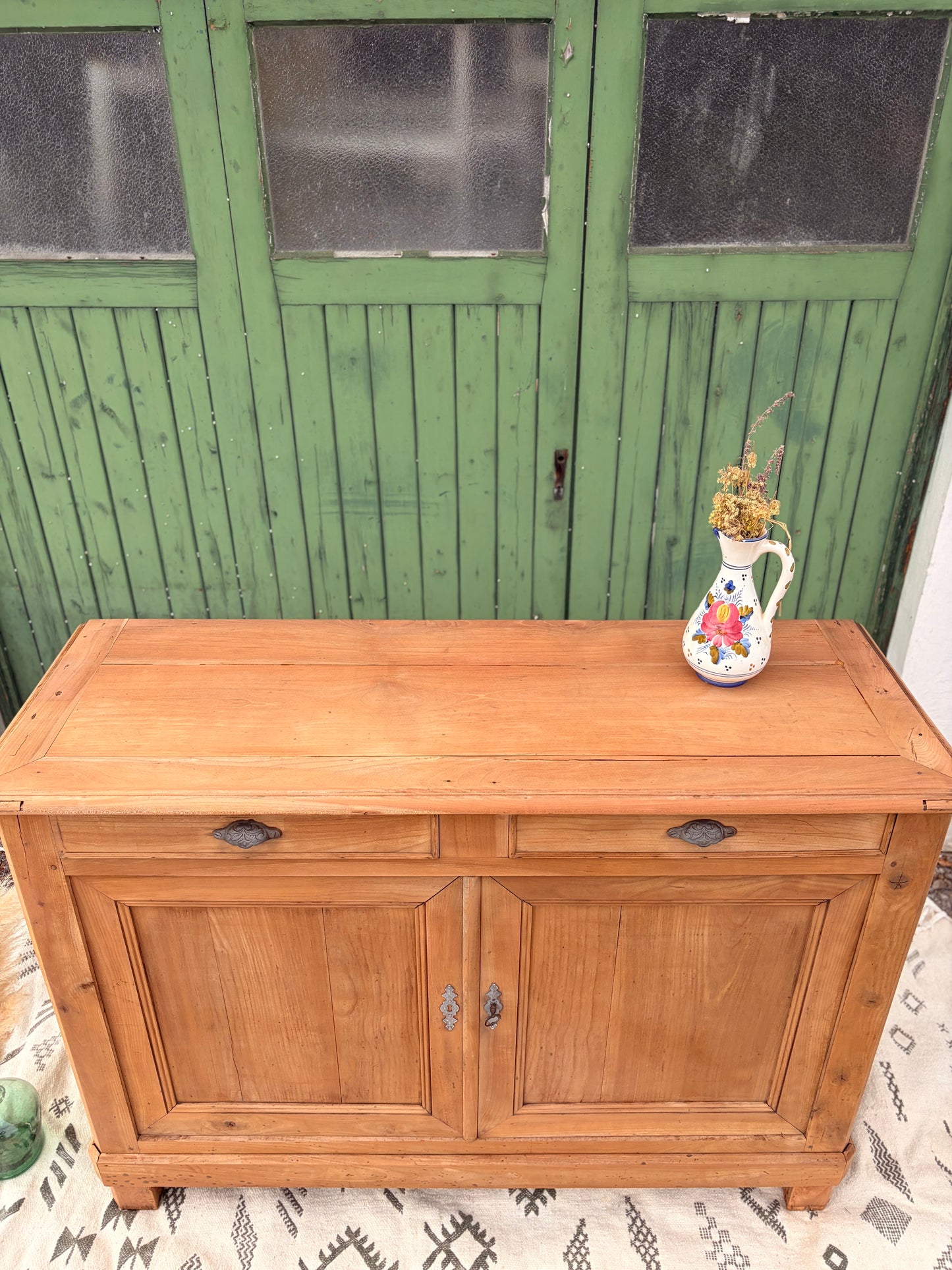 Buffet parisien vintage en bois massif – 2 portes, 2 tiroirs – 145 cm