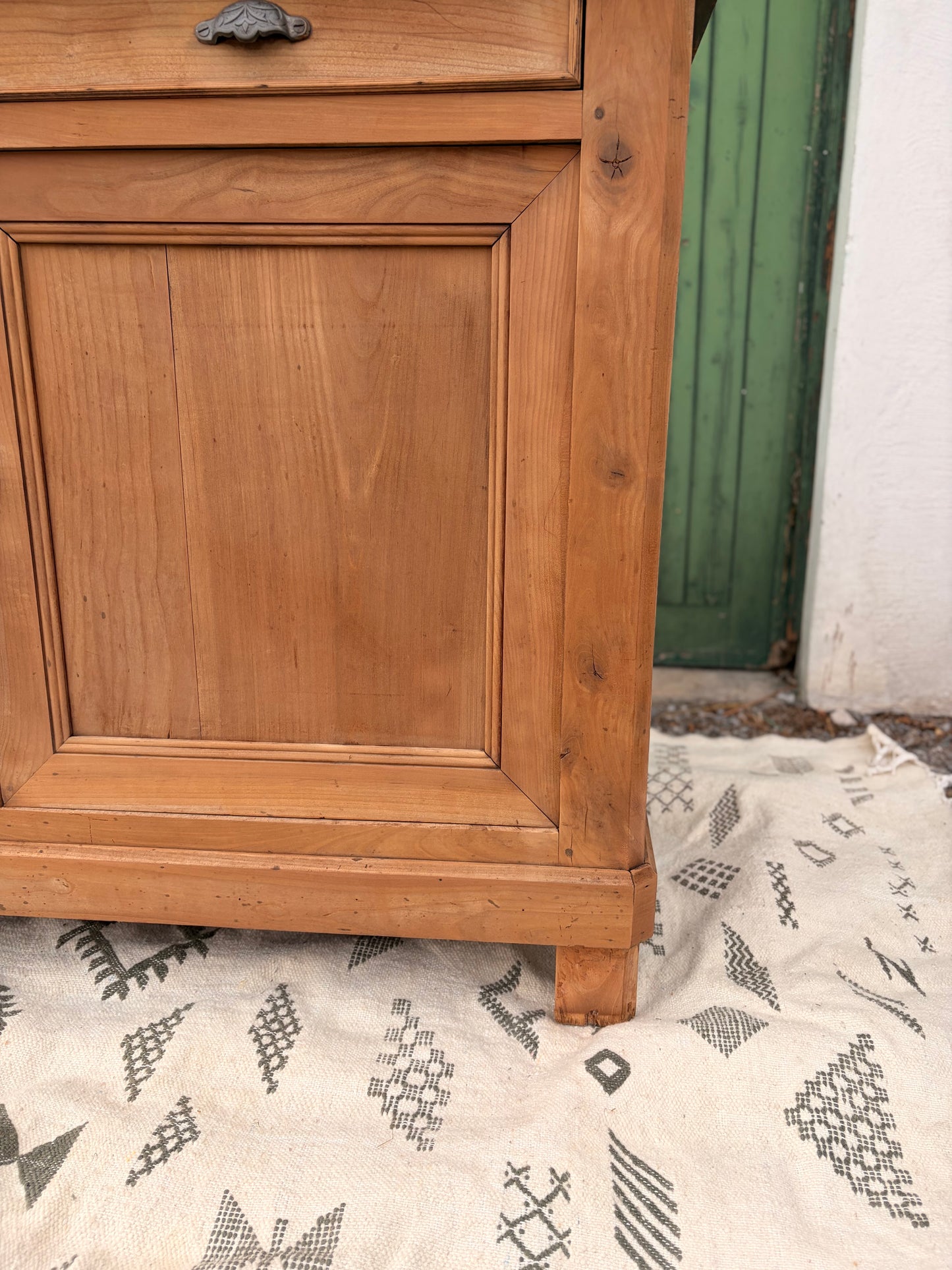 Buffet parisien vintage en bois massif – 2 portes, 2 tiroirs – 145 cm