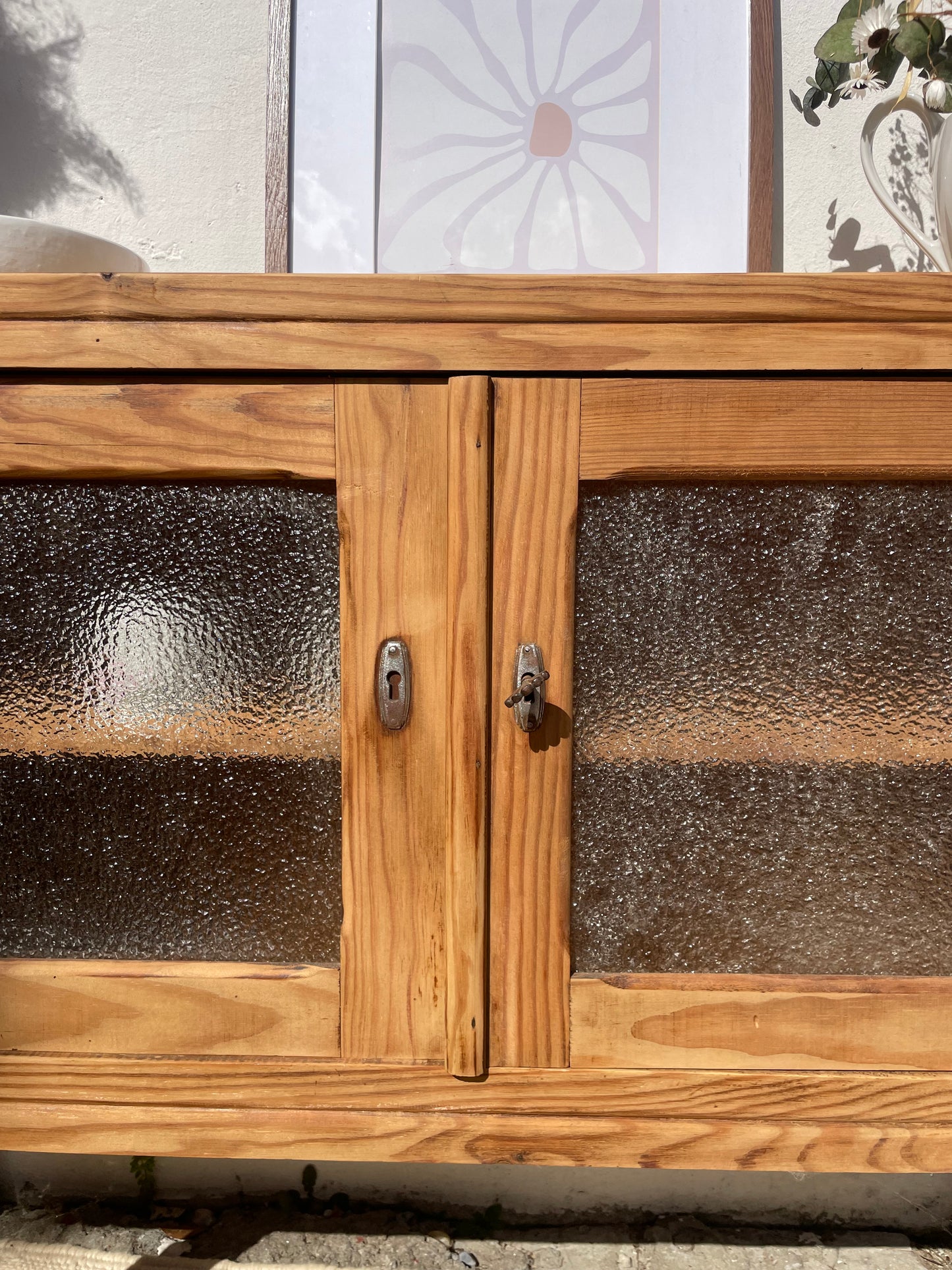 Buffet vintage en bois, pieds compas et verre texturé