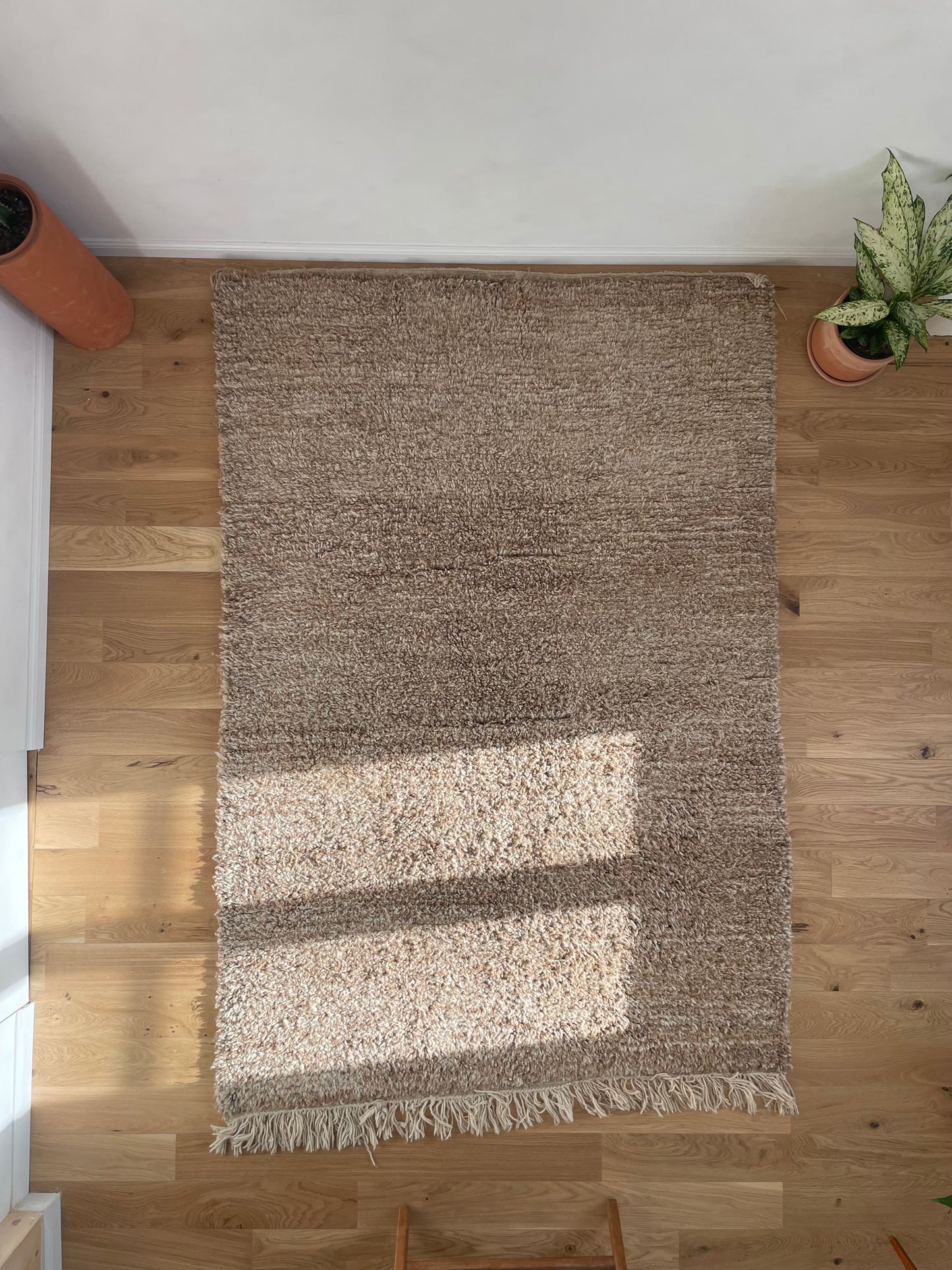 Tapis Beni Ouarain vintage – Laine naturelle beige et marron chiné – 225 x 160 cm