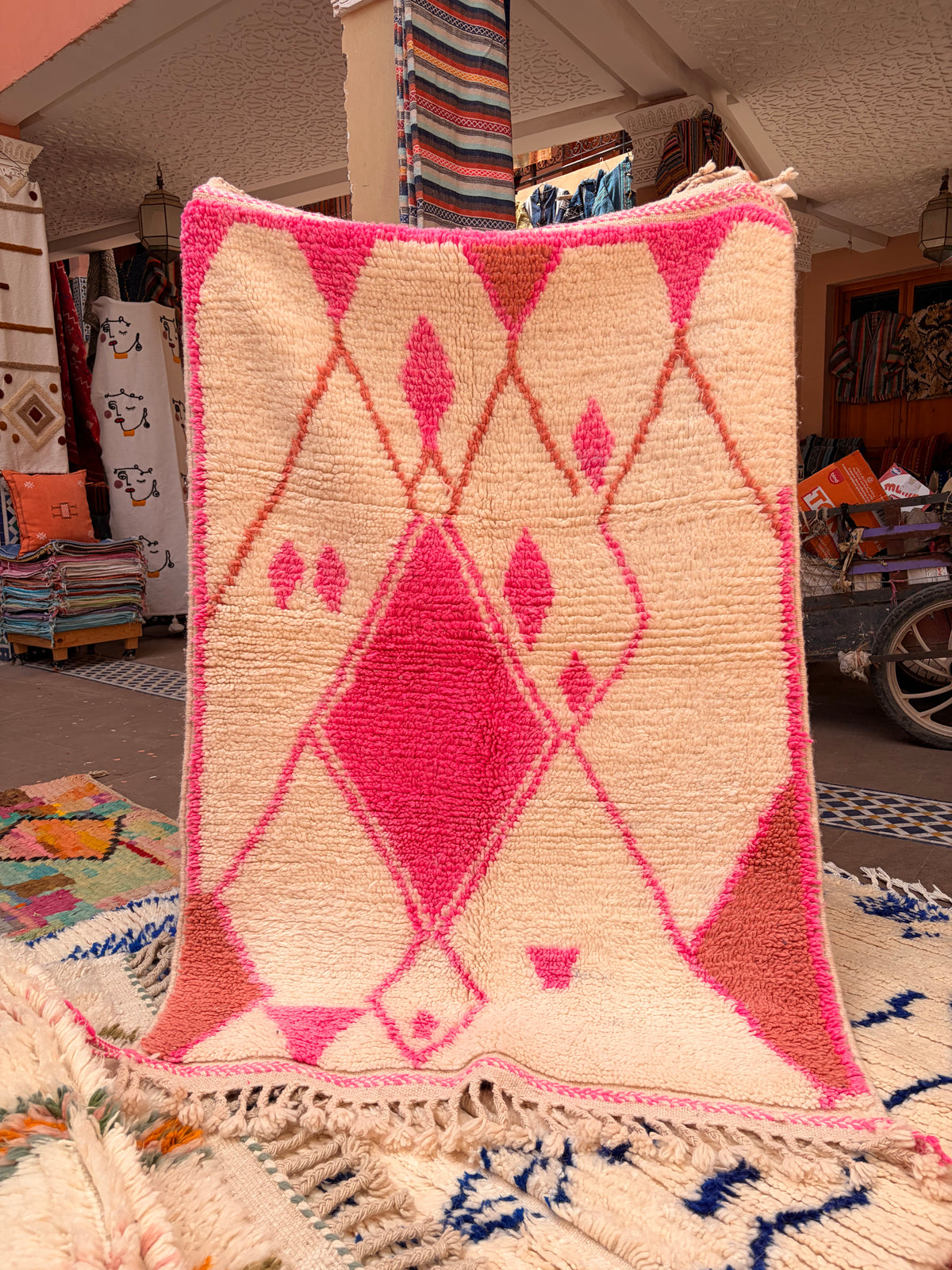 Petit tapis berbère Azilal en laine – Blanc & rose fuchsia – 160 × 100 cm