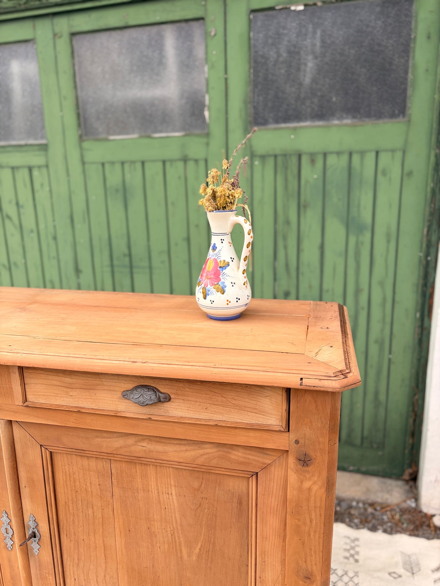 Buffet parisien vintage en bois massif – 2 portes, 2 tiroirs – 145 cm