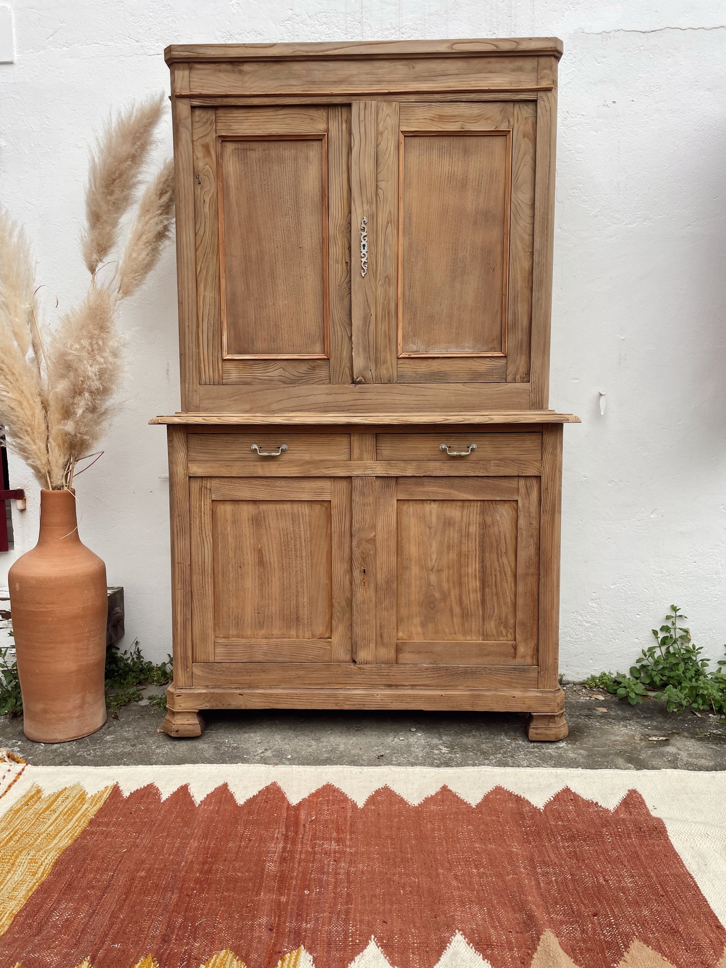 Buffet 2 corps ancien / vaisselier en bois massif – rénové & décapé