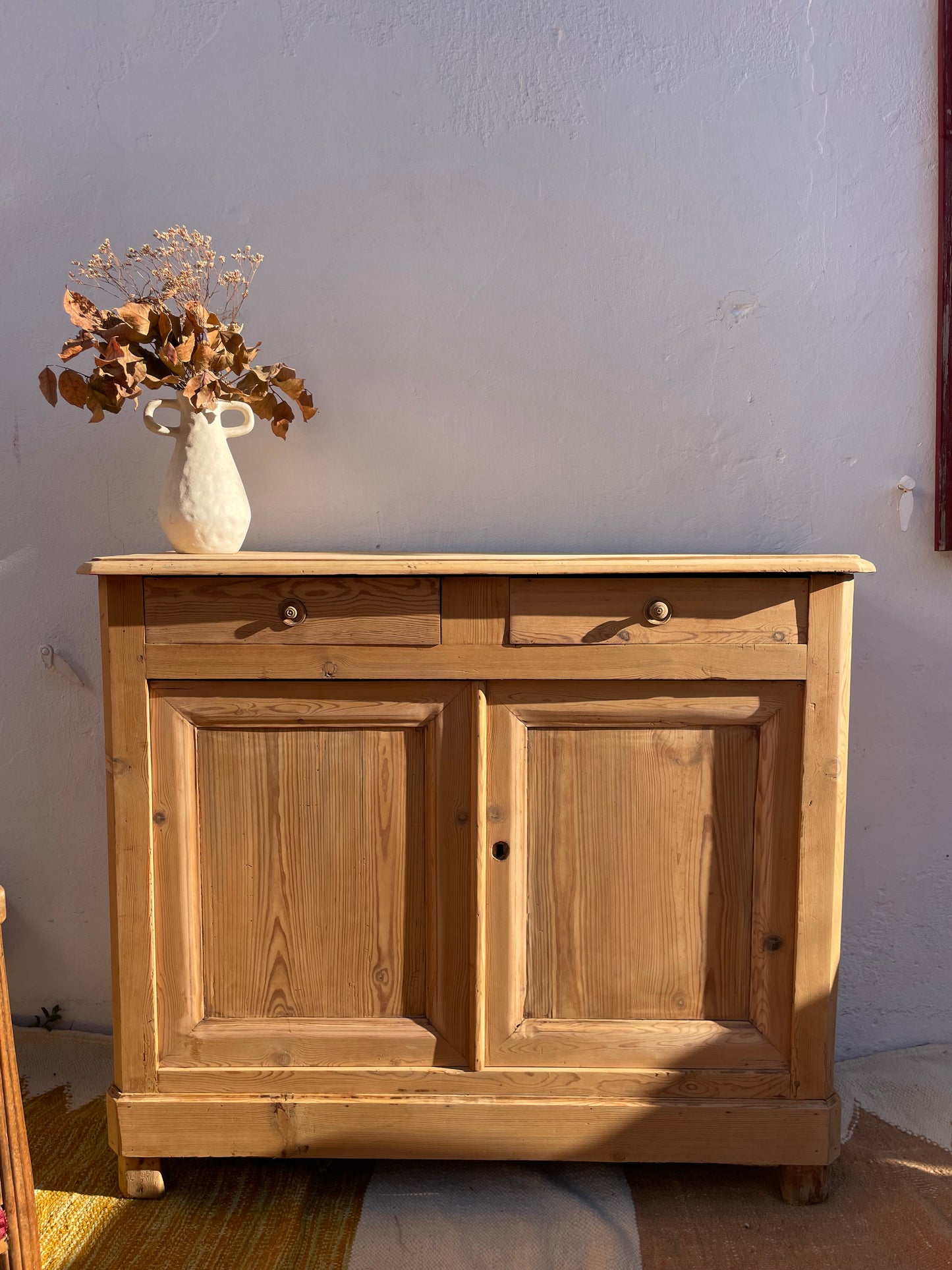 buffet parisien vintage en bois massif pin décapé et rénové, 2 tiroirs et 2 portes