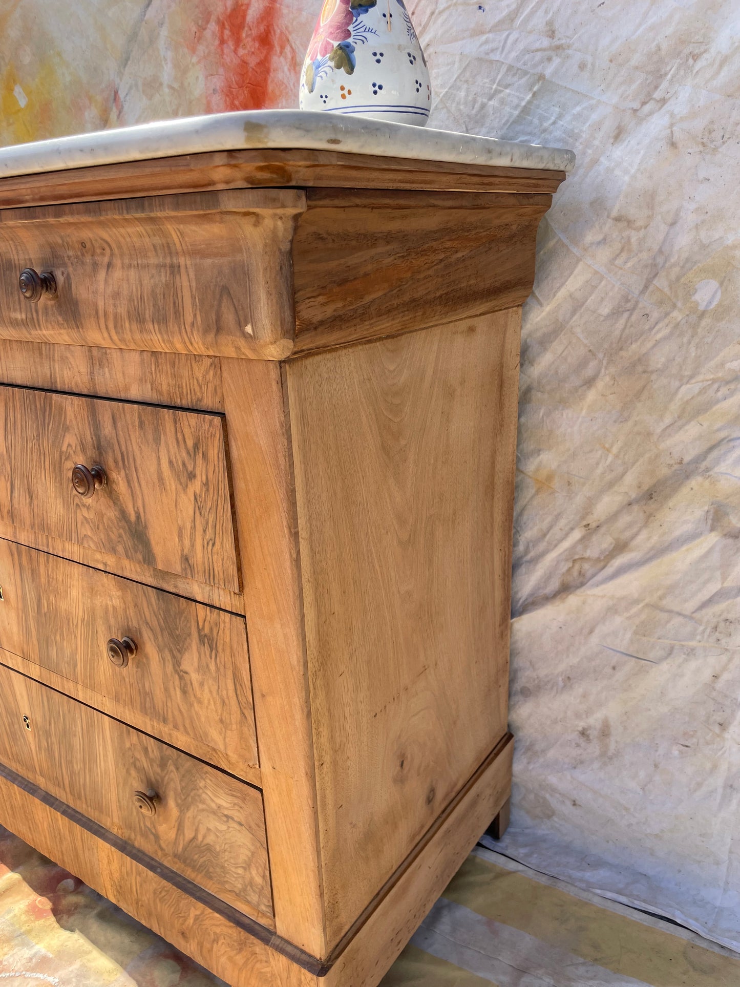 Angle droit de la Commode en bois de noyer avec plateau en marbre avec 4 tiroirs vintage et rénovée style bohème chic