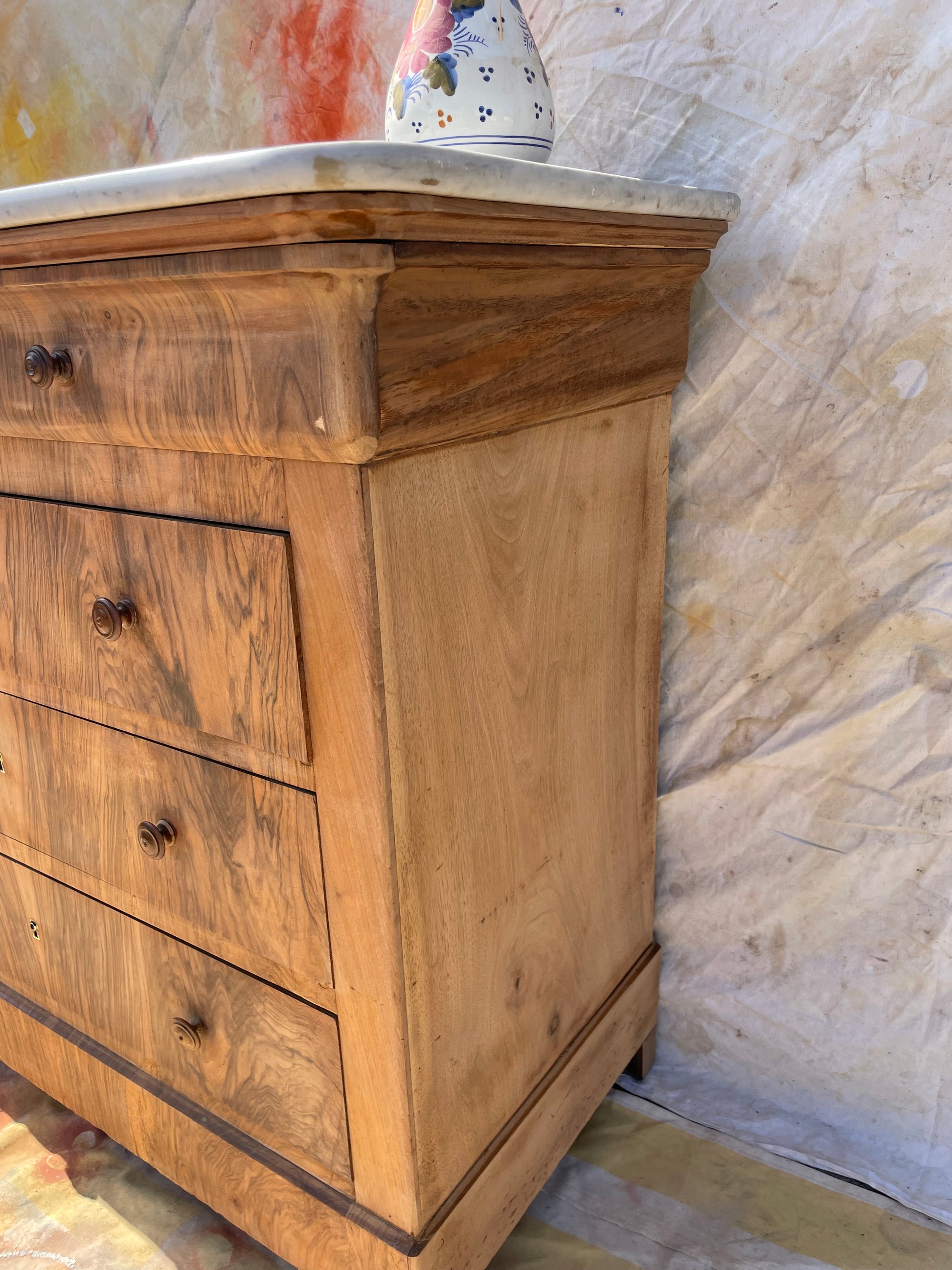 Angle droit de la Commode en bois de noyer avec plateau en marbre avec 4 tiroirs vintage et rénovée style bohème chic