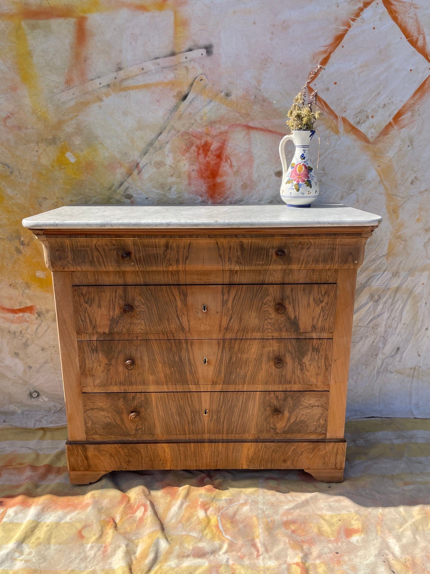 Commode en bois de noyer avec plateau en marbre avec 4 tiroirs vintage et rénovée style bohème chic